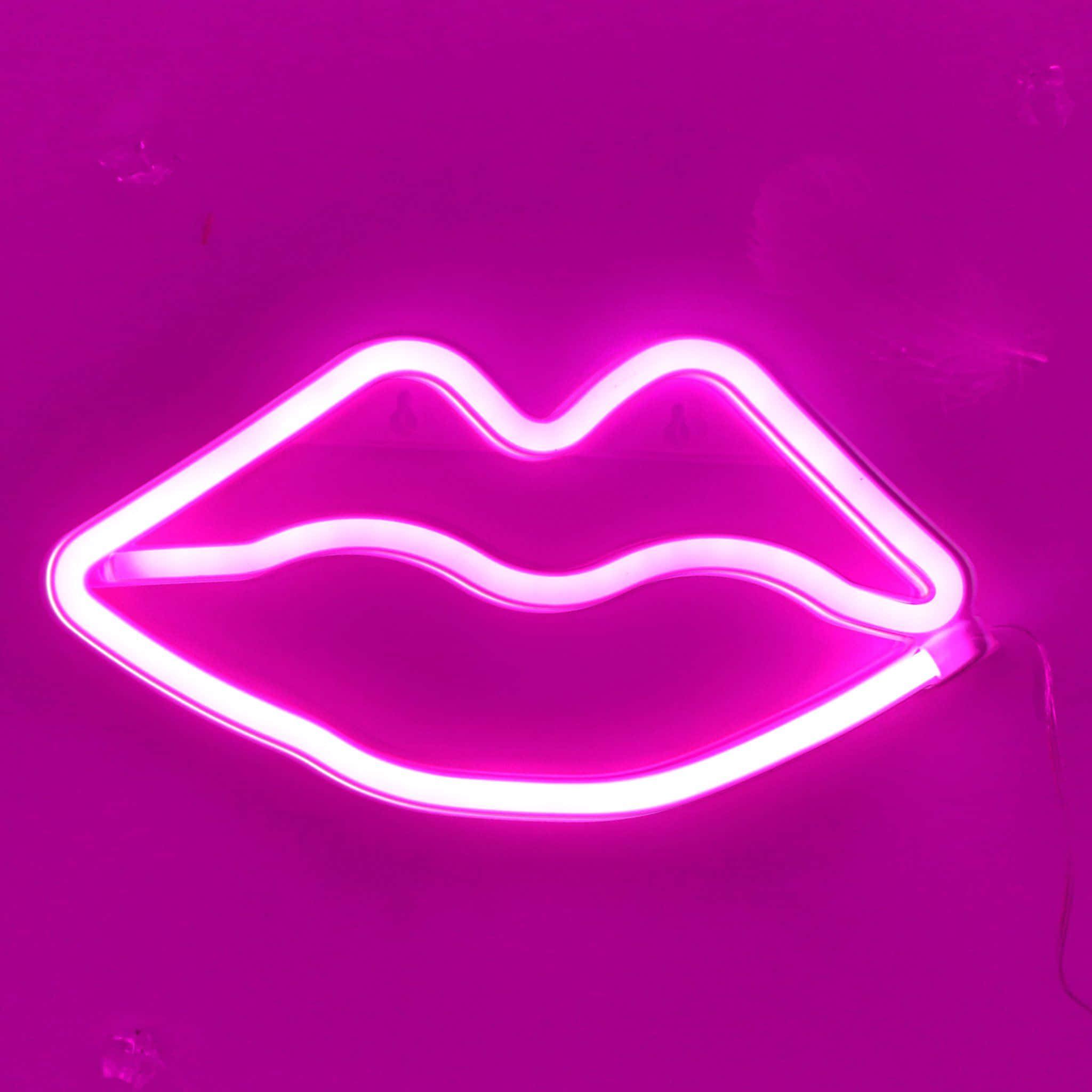 Pink Lips 桌布 壁紙 — 一個發光的粉紅色霓虹燈牌，形狀像嘴唇，對著相配的洋紅色牆壁發出明亮的光芒。