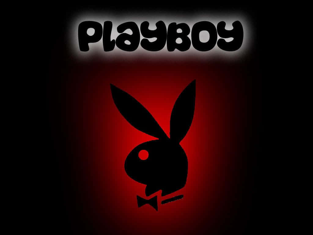 playboy 桌布 壁紙 — 一個發光的紅色Playboy兔子標誌，帶有蝴蝶結，在黑色背景上居中於品牌名稱下方。