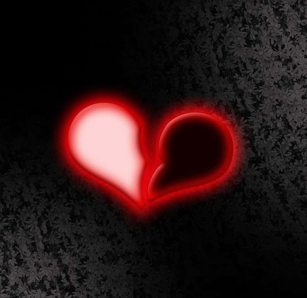 Broken Heart Black 桌布 壁紙 — 一個發光的紅色破碎心形，帶有柔和內在光芒，漂浮在帶有淡淡花卉圖案的深色紋理背景上。