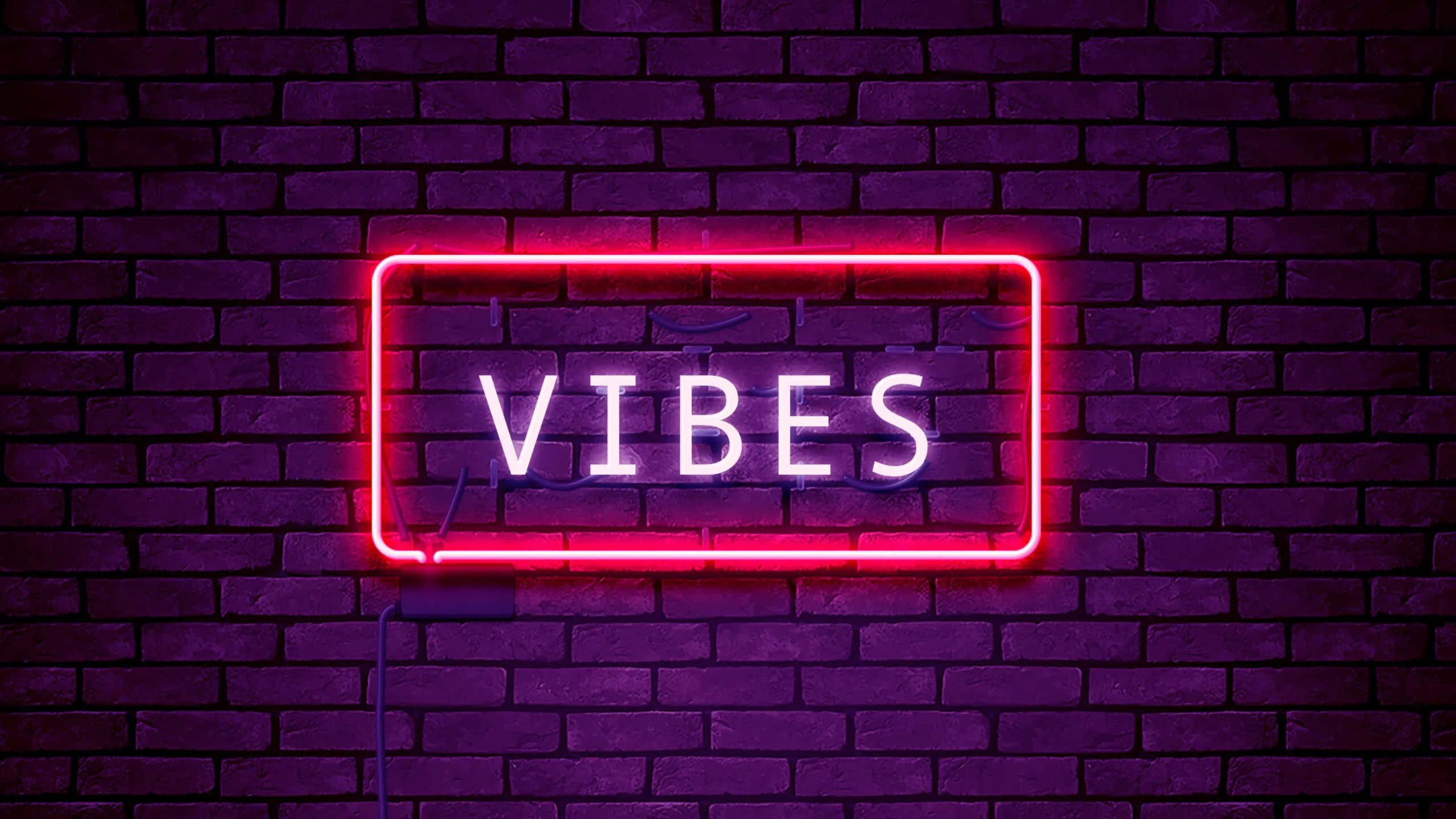 氛圍 桌布 壁紙 — 一個發光的紅色霓虹燈牌，拼寫著VIBES，在夜晚將鮮豔的光芒投射在深紫色的磚牆上。