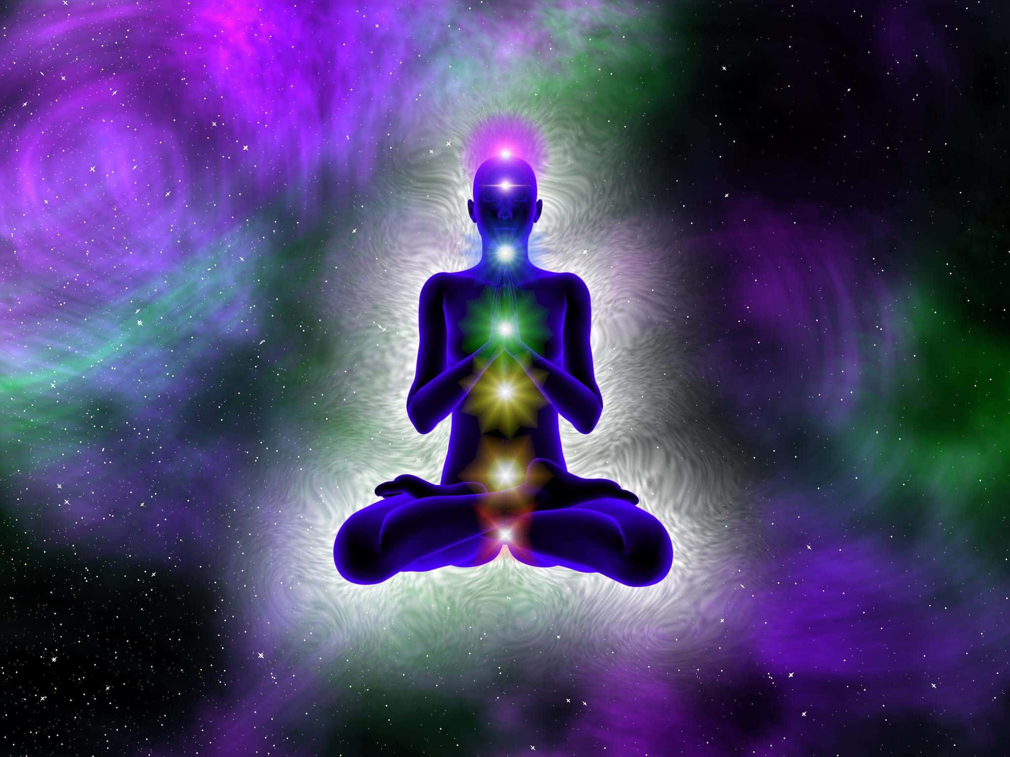 chakra 桌布 壁紙 — 一個發光的紫色剪影在宇宙空間中冥想，鮮豔的脈輪散發光芒，映襯著旋轉的星雲。