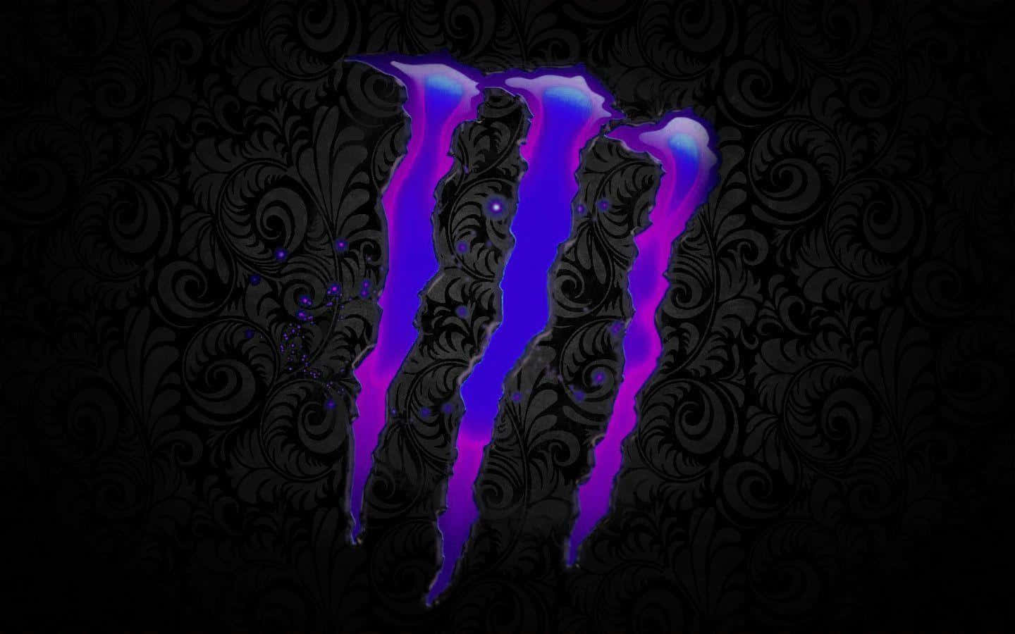 Monster Energy 桌布 壁紙 — 一個發光的紫色和藍色爪痕標誌從黑色華麗漩渦圖案背景中浮現。