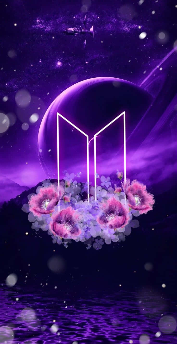 Bts Icon 桌布 壁紙 — 一個發光的紫色宇宙場景，以星光點點的星雲和反射的水面為背景，展示了一個被漂浮的粉紅色花朵包圍的霓虹BTS標誌。