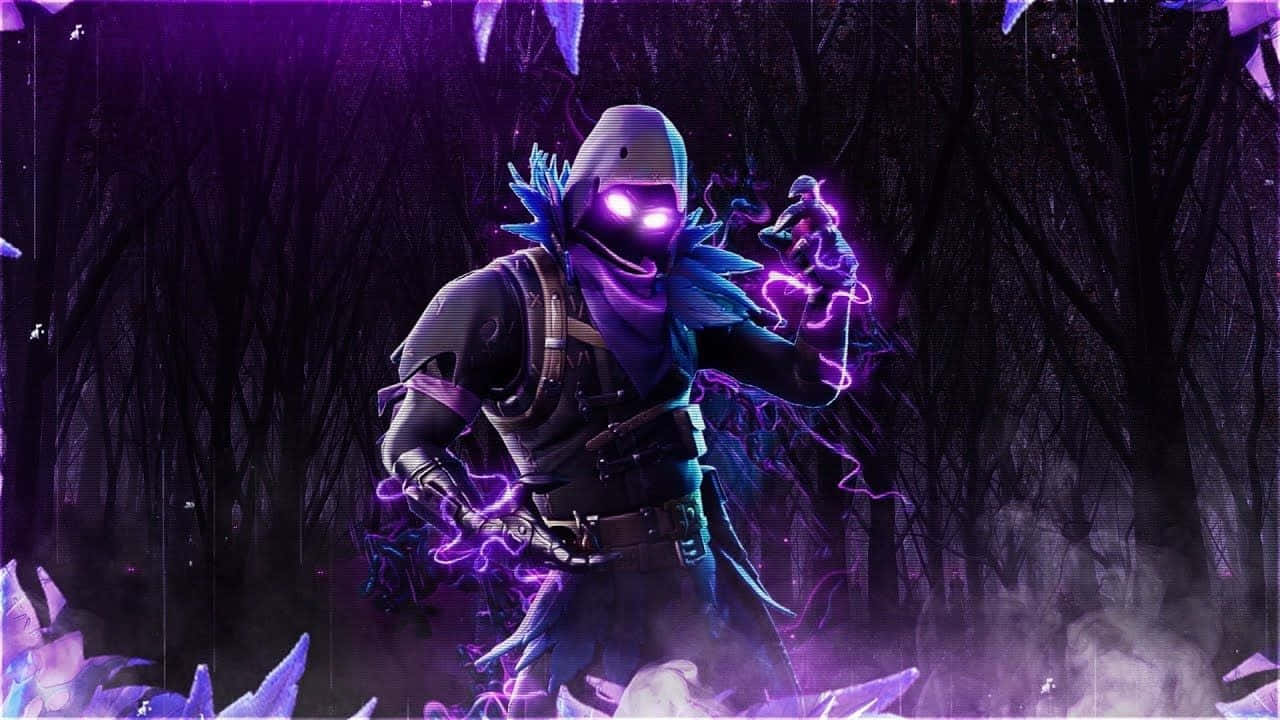 Raven Fortnite 桌布 壁紙 — 一個發光的紫色裝甲人物，眼睛發光，在黑暗陰森的森林中引導電能。