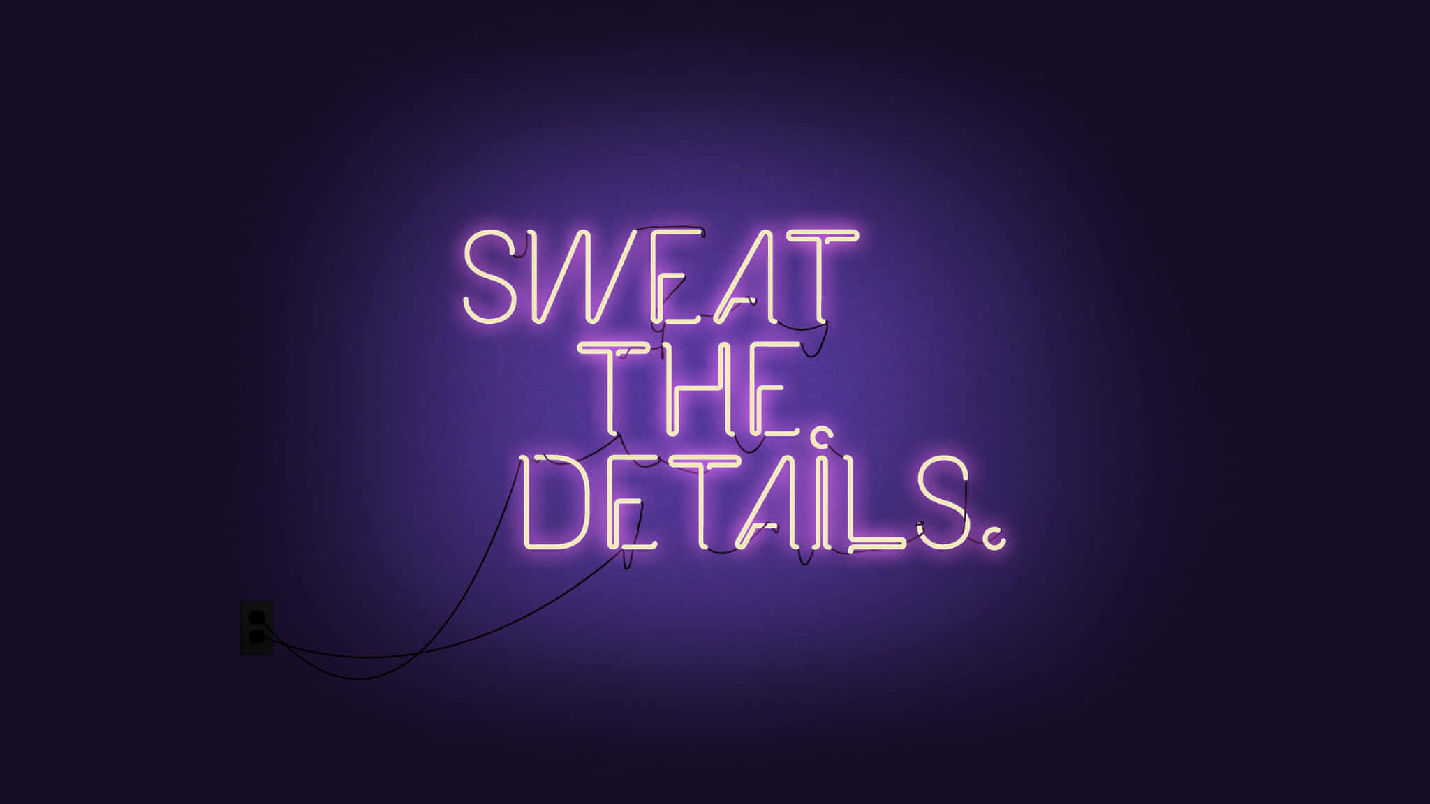 勵志語錄 桌布 壁紙 — 一個發光的紫色霓虹燈牌在暗牆上顯示「sweat the details」，牆上可見電線和插座。