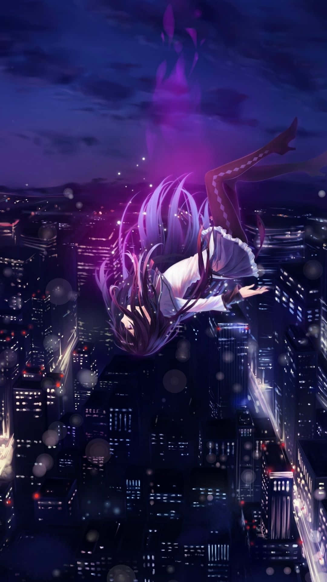Purple Anime 桌布 壁紙 — 一個發光的紫髮動漫女孩漂浮在夜晚霓虹燈閃爍的城市景觀上方，周圍環繞著漂浮的粒子。