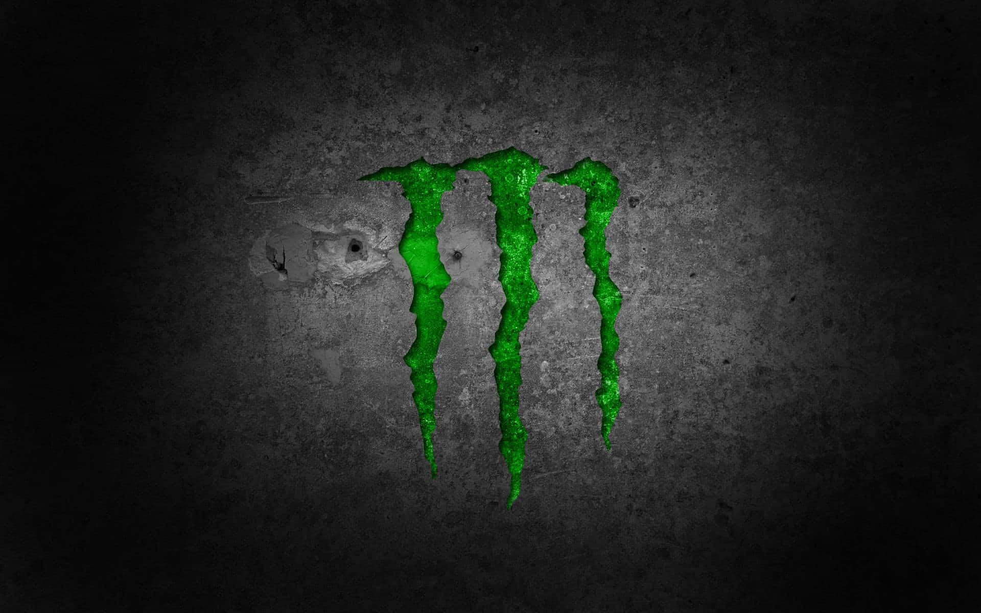 Monster Energy 桌布 壁紙 — 一個發光的綠色Monster Energy標誌在黑暗骯髒的城市環境中沿著破裂的混凝土牆滴落。