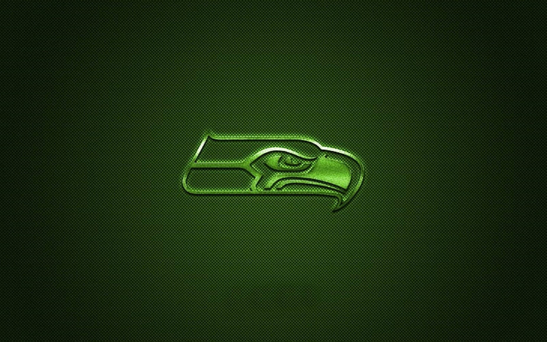 Seattle Seahawks 桌布 壁紙 — 一個發光的綠色海鷹標誌，居中放置在帶有微妙漸變照明的深色紋理綠色背景上。