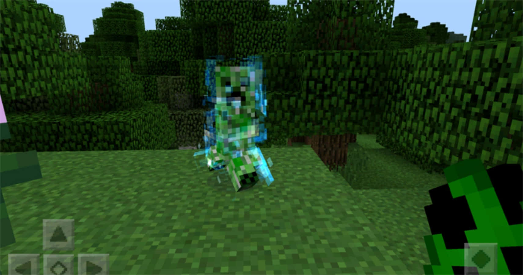 Charged Creeper 桌布 壁紙 — 一個發光的綠色爬行者站在像素化森林中，有方塊狀的樹木和草地，天空蒼白。
