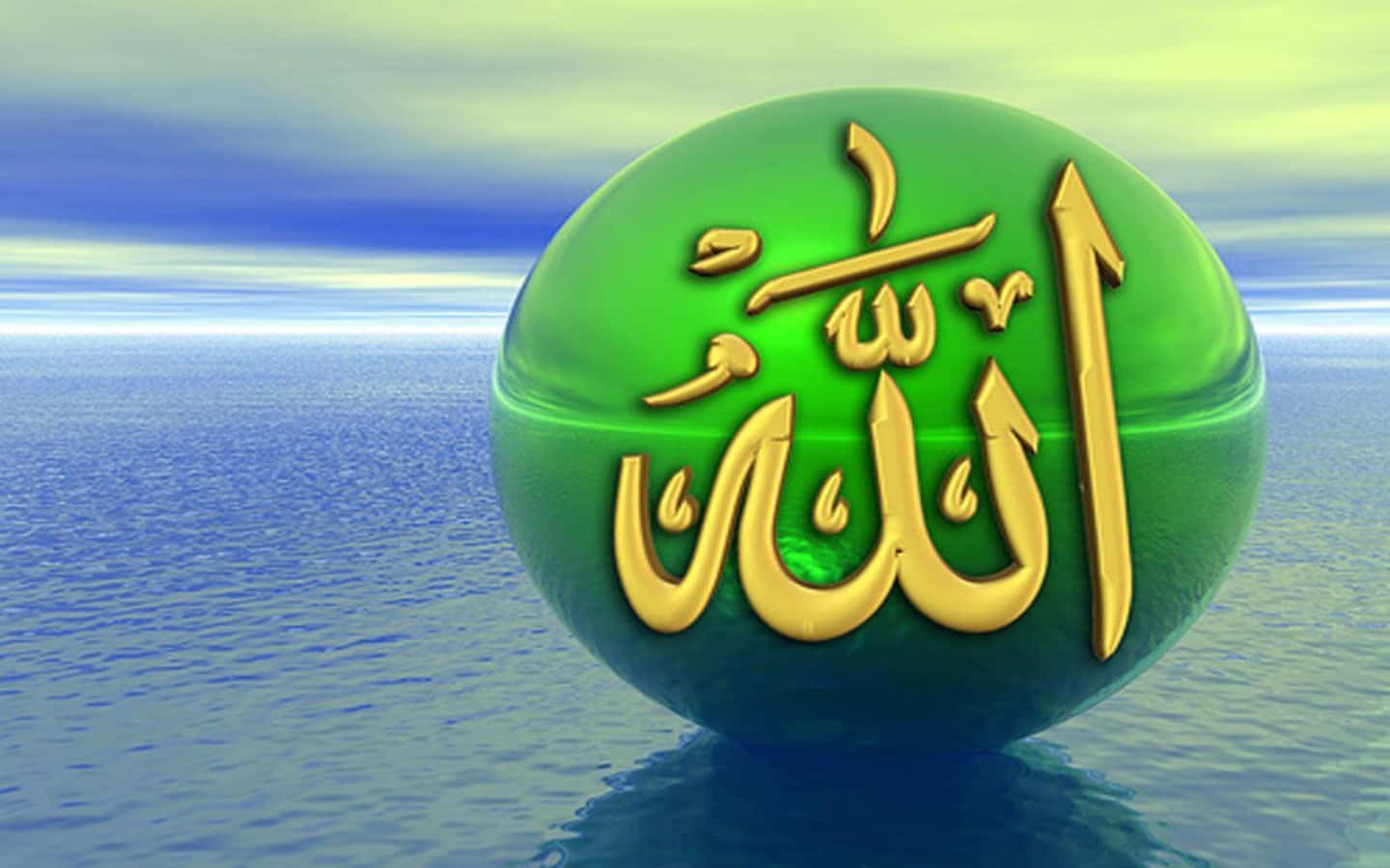 Allah 桌布 壁紙 — 一個發光的綠色球體帶有金色阿拉伯書法，在柔和天空下平靜地漂浮在平靜的藍色水面上。