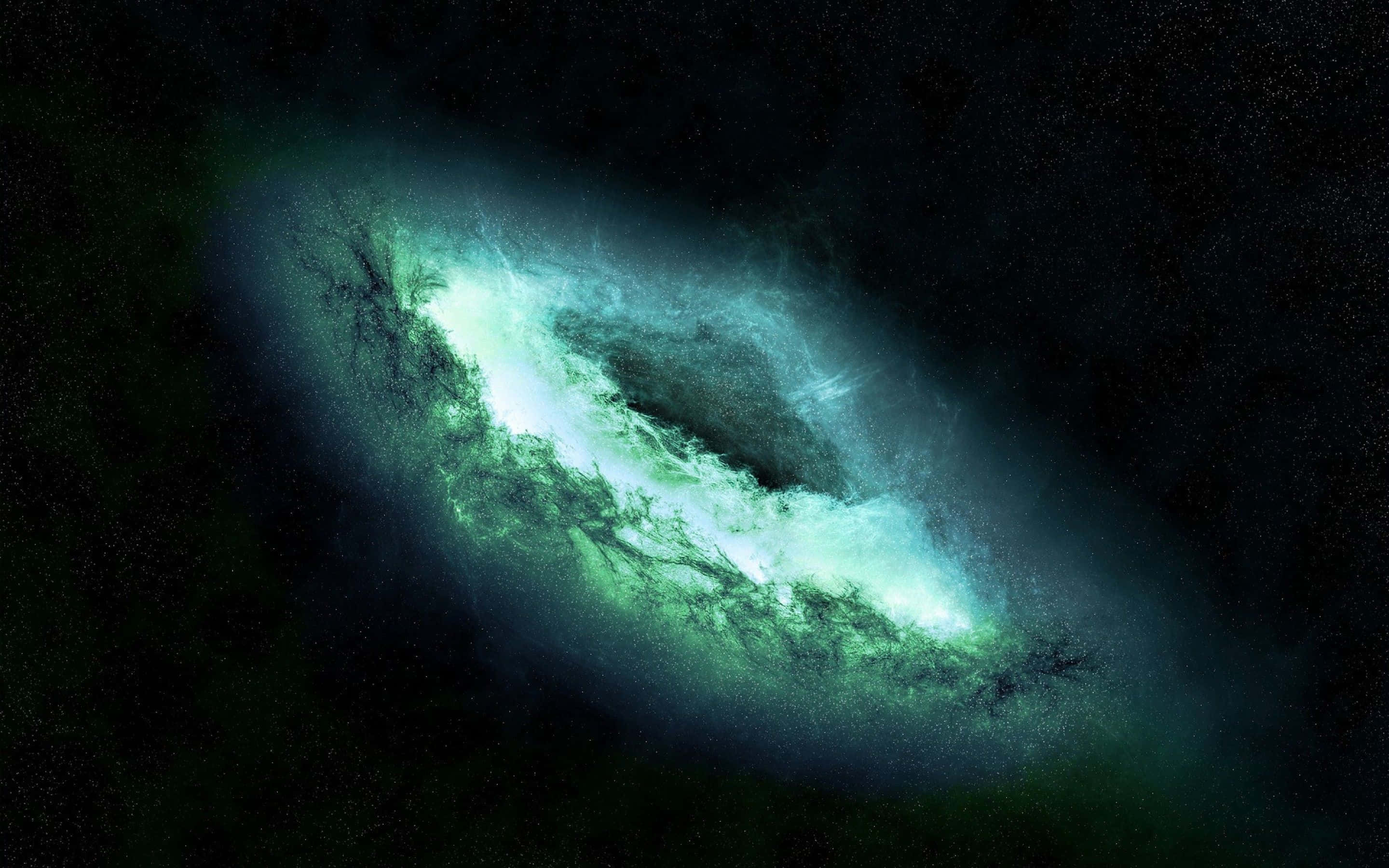 Dark Galaxy 桌布 壁紙 — 一個發光的綠色螺旋星系在佈滿星星的黑色宇宙虛空中旋轉，帶有飄渺的光跡。
