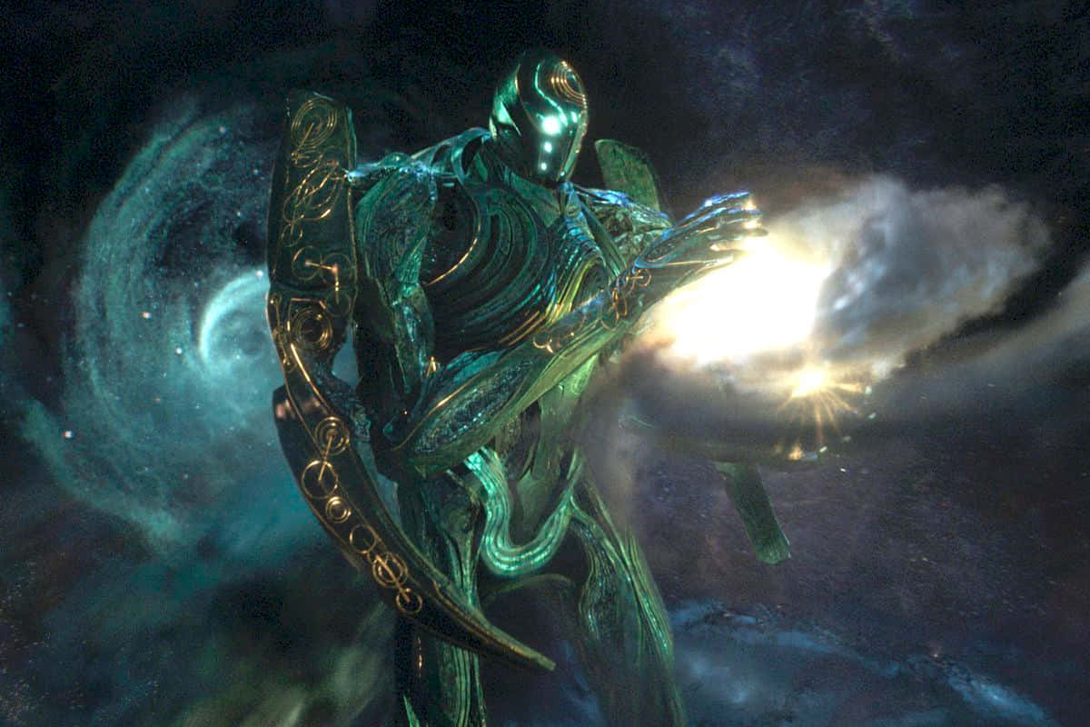 Celestials 桌布 壁紙 — 一個發光的綠色裝甲人物在星空中引導宇宙能量於旋轉星雲中。