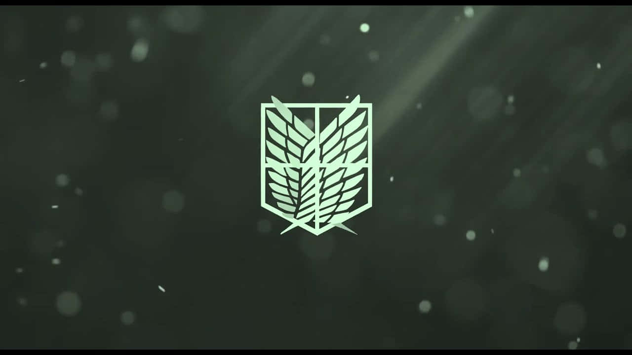 Aot Wings Of Freedom 桌布 壁紙 — 一個發光的綠色調查兵團徽章在黑暗背景下閃耀，伴隨著柔和的光線和漂浮的粒子。