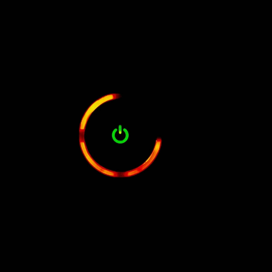 黑色屏幕上橙色加載圓圈內的綠色電源圖標。 — Xbox GIF 壁紙