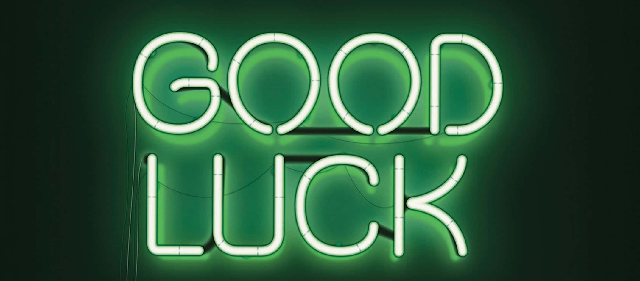 好運 桌布 壁紙 — 一個發光的綠色霓虹燈牌，上面寫著「GOOD LUCK」，背景為深色，可見管道和電線。