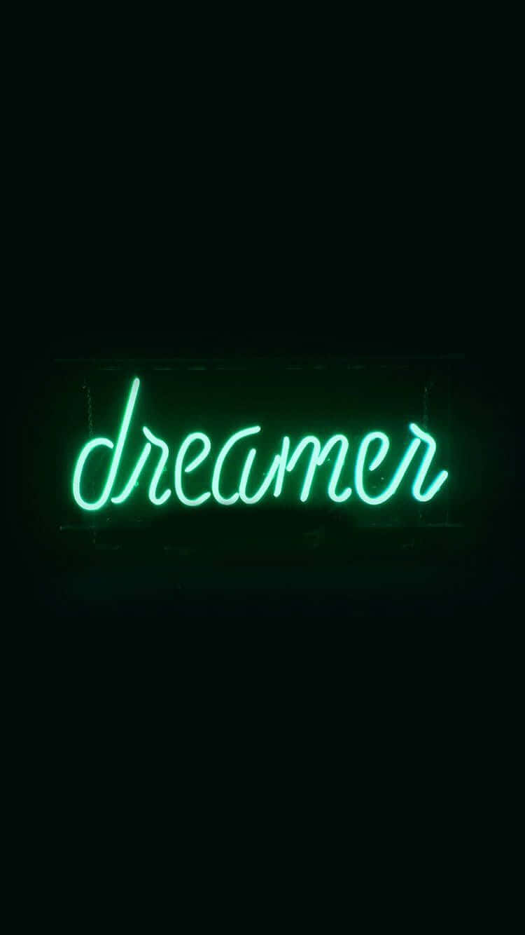 螢光綠美學 桌布 壁紙 — 一個發光的綠色霓虹燈牌，拼寫著 dreamer，漂浮在漆黑的背景上。