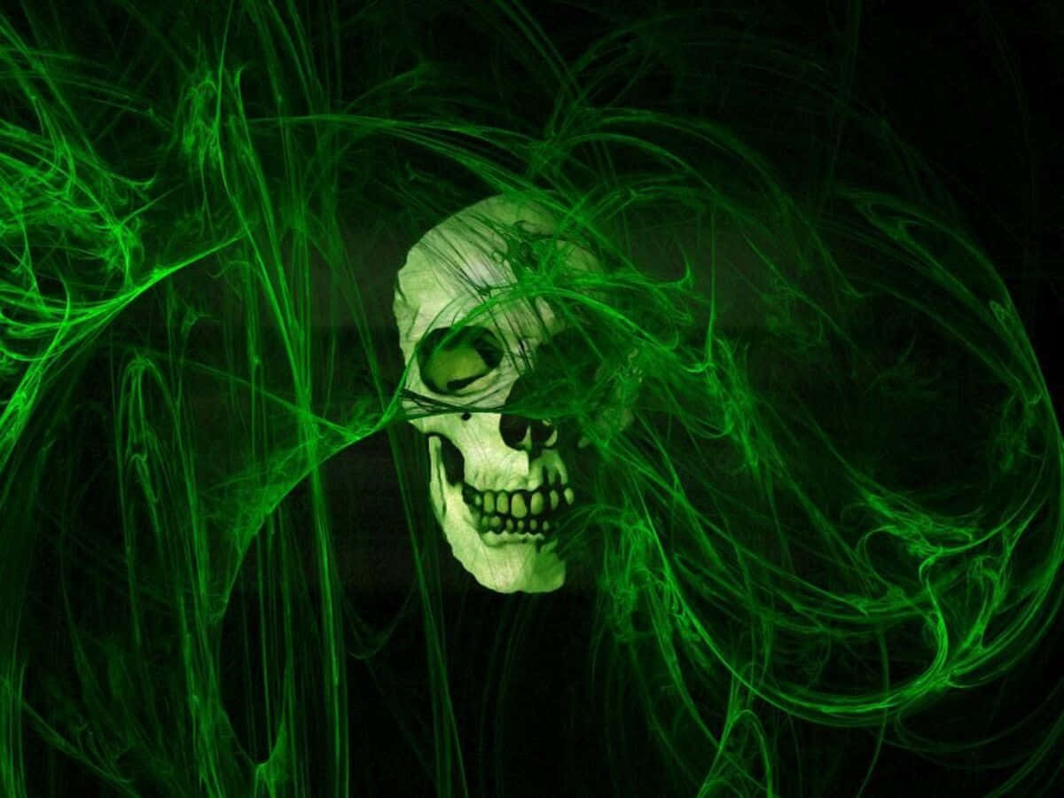 Halloween Skeleton 桌布 壁紙 — 一個發光的綠色頭骨從黑色虛空中旋轉的霓虹綠色能量中浮現。