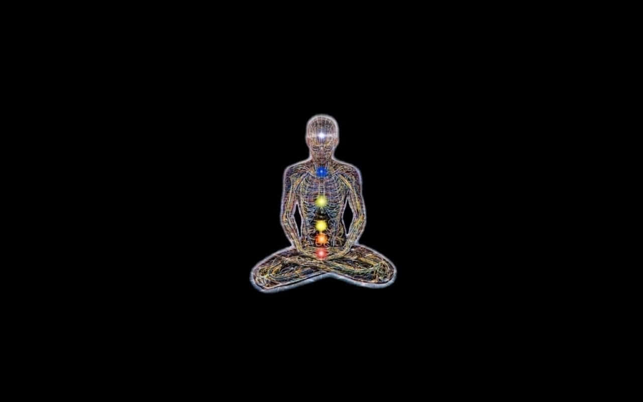 chakra 桌布 壁紙 — 一個發光的線框人體以冥想姿勢呈現，七個彩色脈輪沿脊柱排列，背景為黑色。