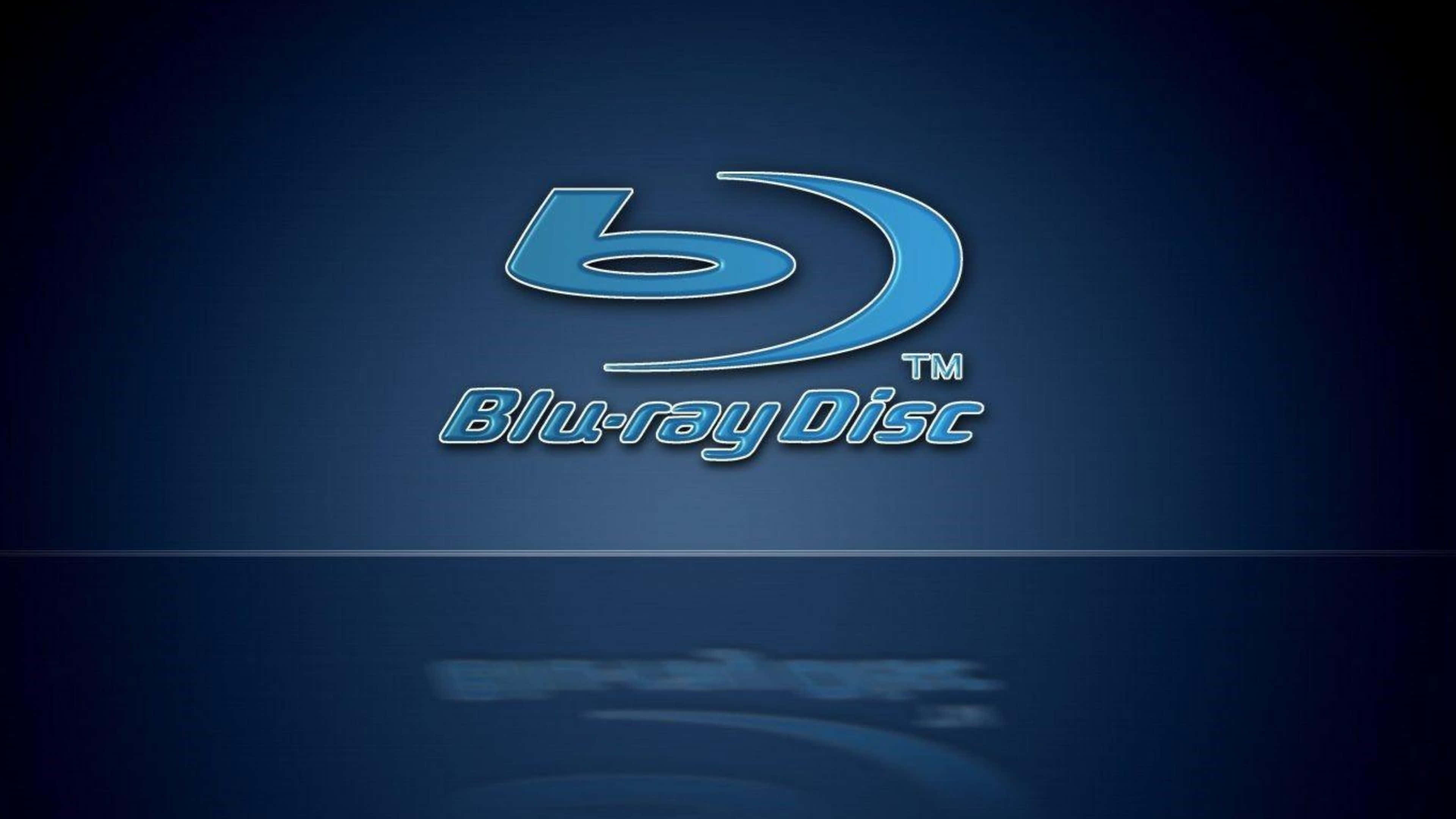 4K Blu-ray 桌布 壁紙 — 一個發光的藍色Blu-ray Disc標誌，居中放置在深藍色漸變背景上，下方有微妙的倒影。