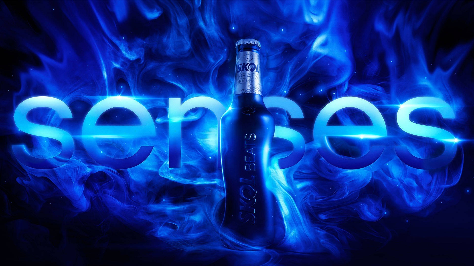 Skol Beats Senses 壁紙 — 一個發光的藍色Skol Beats瓶子矗立在旋轉的電藍色煙霧中，背後照亮了senses這個詞。