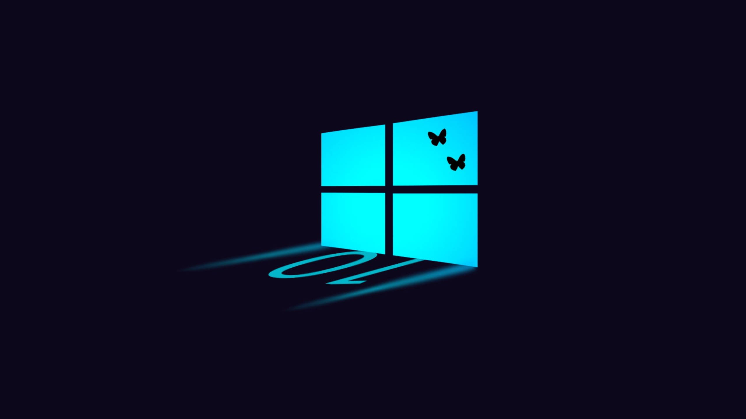Logo 桌布 壁紙 — 一個發光的藍色Windows標誌，兩隻蝴蝶在右上角窗格附近飛翔，背景為深色。