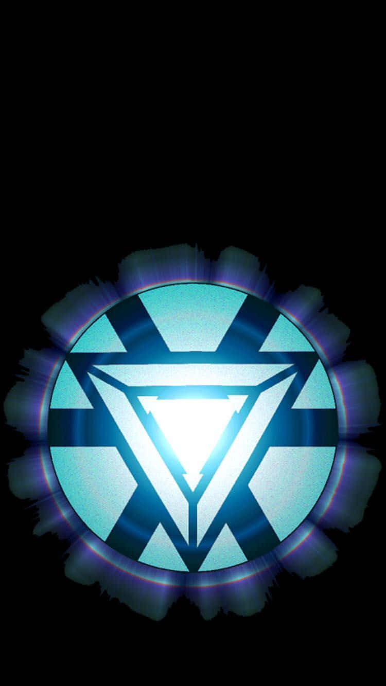 Iron Man Arc Reactor 桌布 壁紙 — 一個發光的藍色三角形弧形反應堆在純黑背景上脈動著耀眼的光芒。