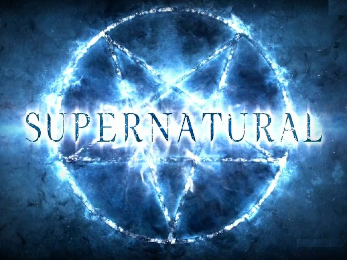 發光藍色五角星，在深色紋理背景上有 supernatural 文字 — 超自然 GIF 壁紙