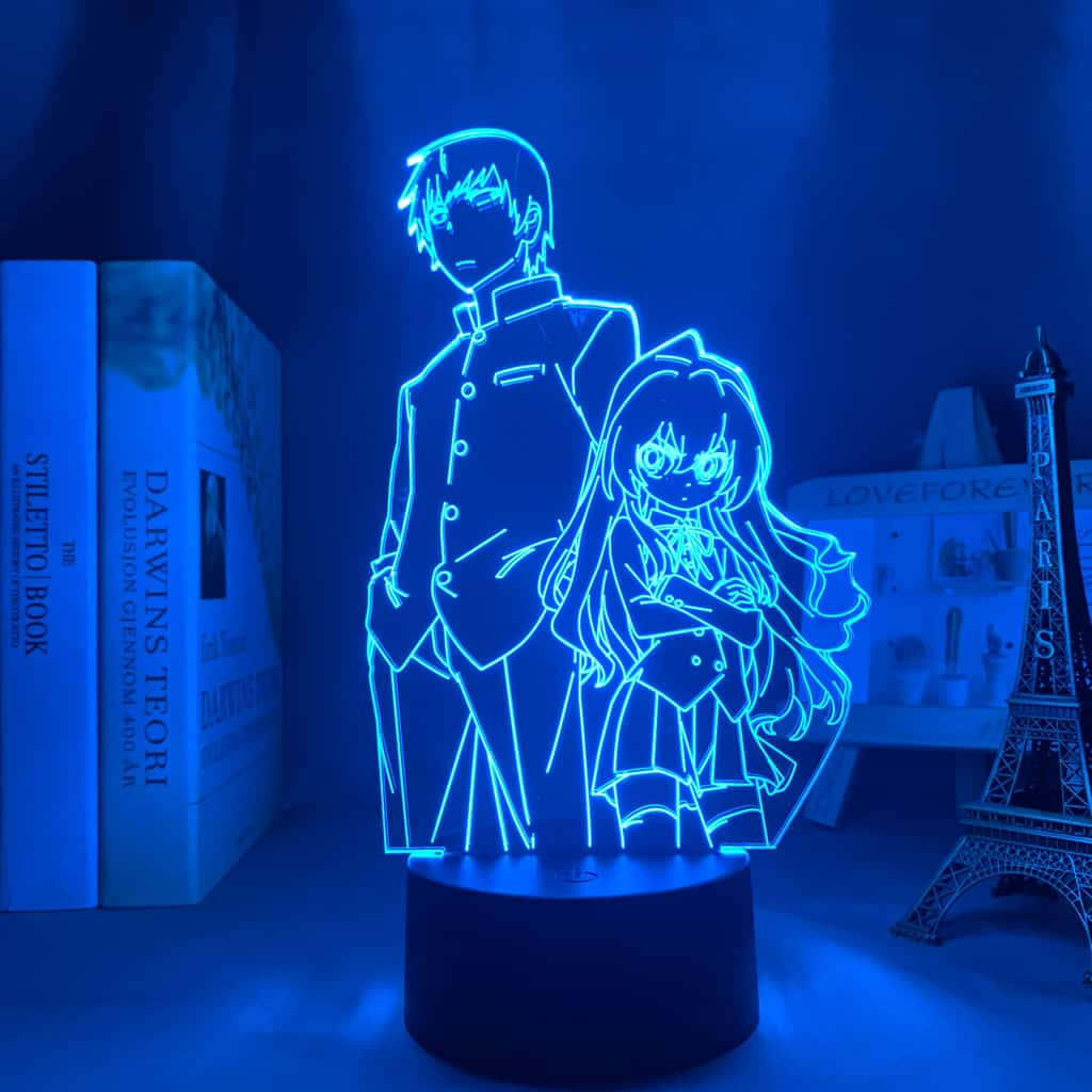 Ryuuji Takasu 桌布 壁紙 — 一個發光的藍色動漫風格3D燈，描繪了一個男孩和一個女孩在一個昏暗的房間裡，靠近站立，房間裡有書本和一個艾菲爾鐵塔小雕像。