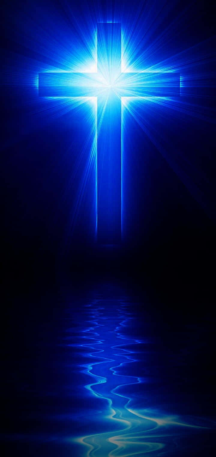 Holy 桌布 壁紙 — 一個發光的藍色十字架在黑暗背景中散發出明亮的光線，其倒影在下方水面上泛起漣漪。
