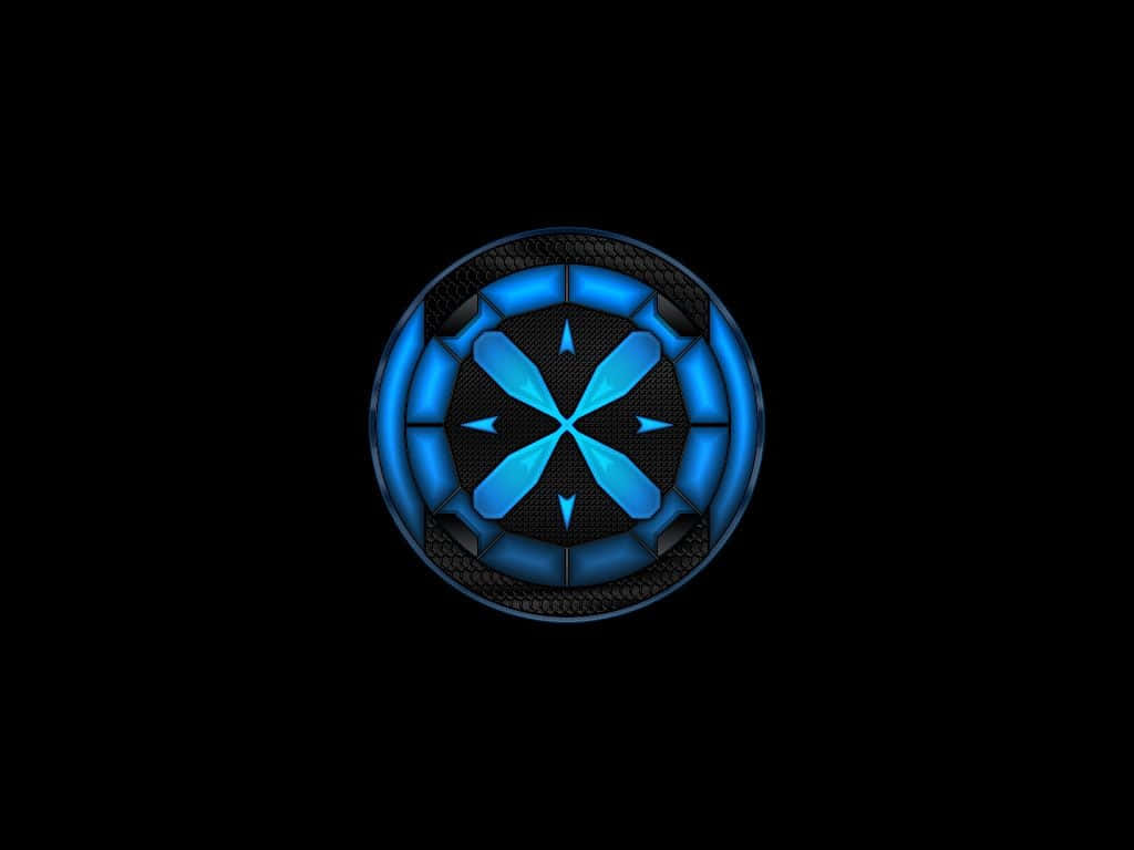Iron Man Arc Reactor 桌布 壁紙 — 一個發光的藍色圓形徽章，帶有箭頭狀葉片，在純黑背景上放射光芒。