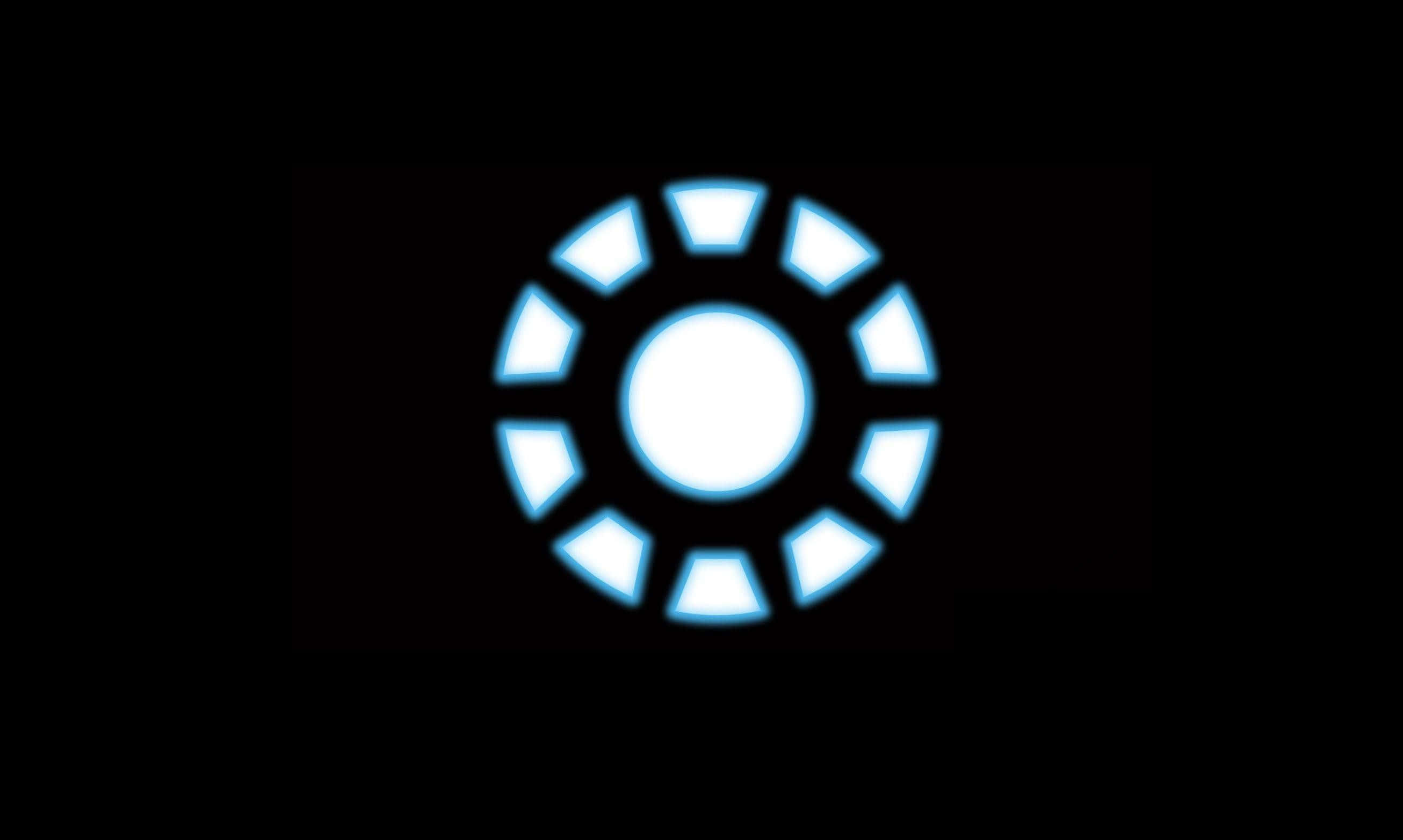 Iron Man Arc Reactor 桌布 壁紙 — 一個發光的藍色圓形電弧反應器在純黑色背景上脈動。