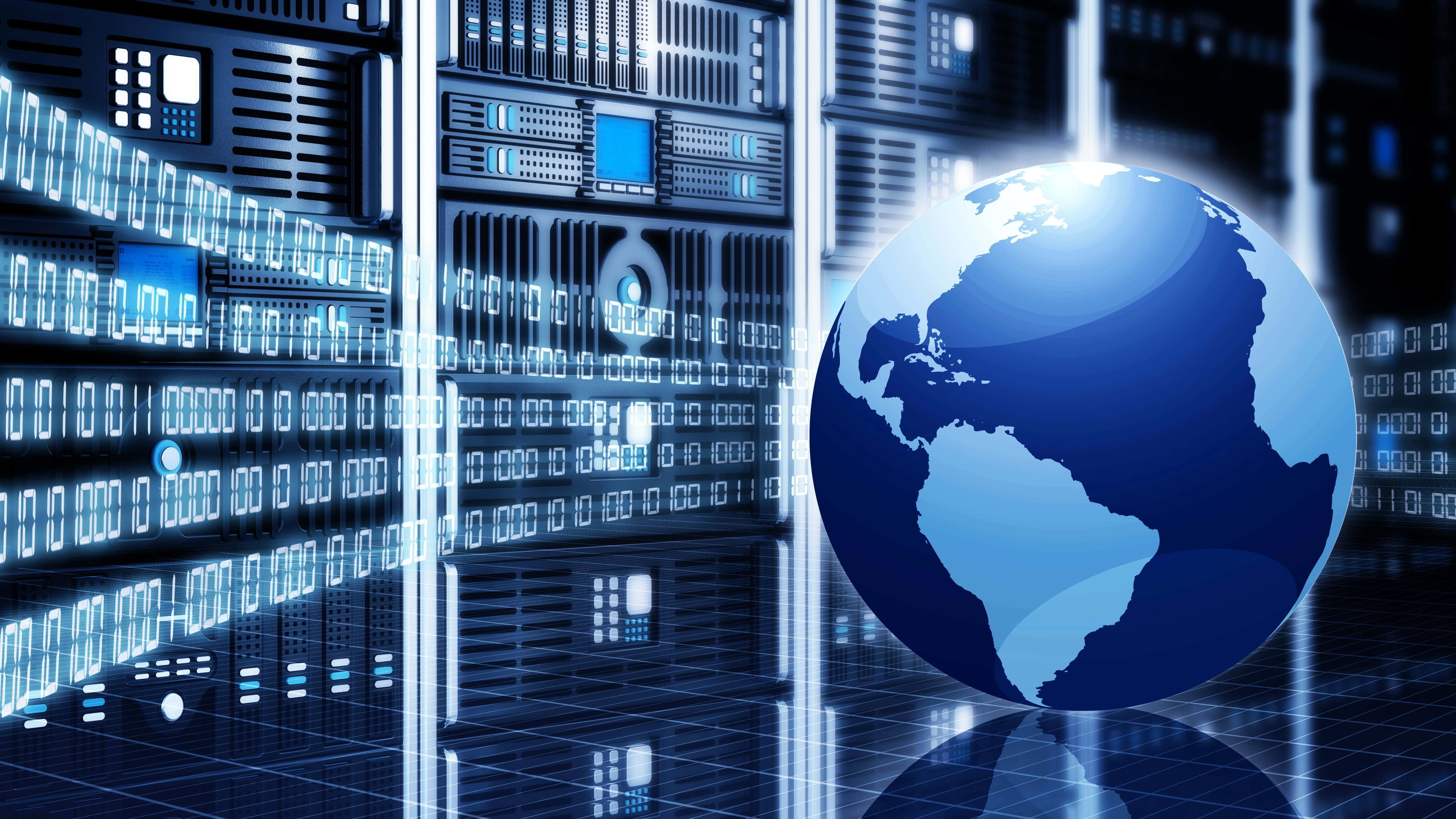 Information Technology 桌布 壁紙 — 一個發光的藍色地球儀位於未來主義的伺服器機房中，周圍環繞著流動的二進制代碼和高聳的數據機架。