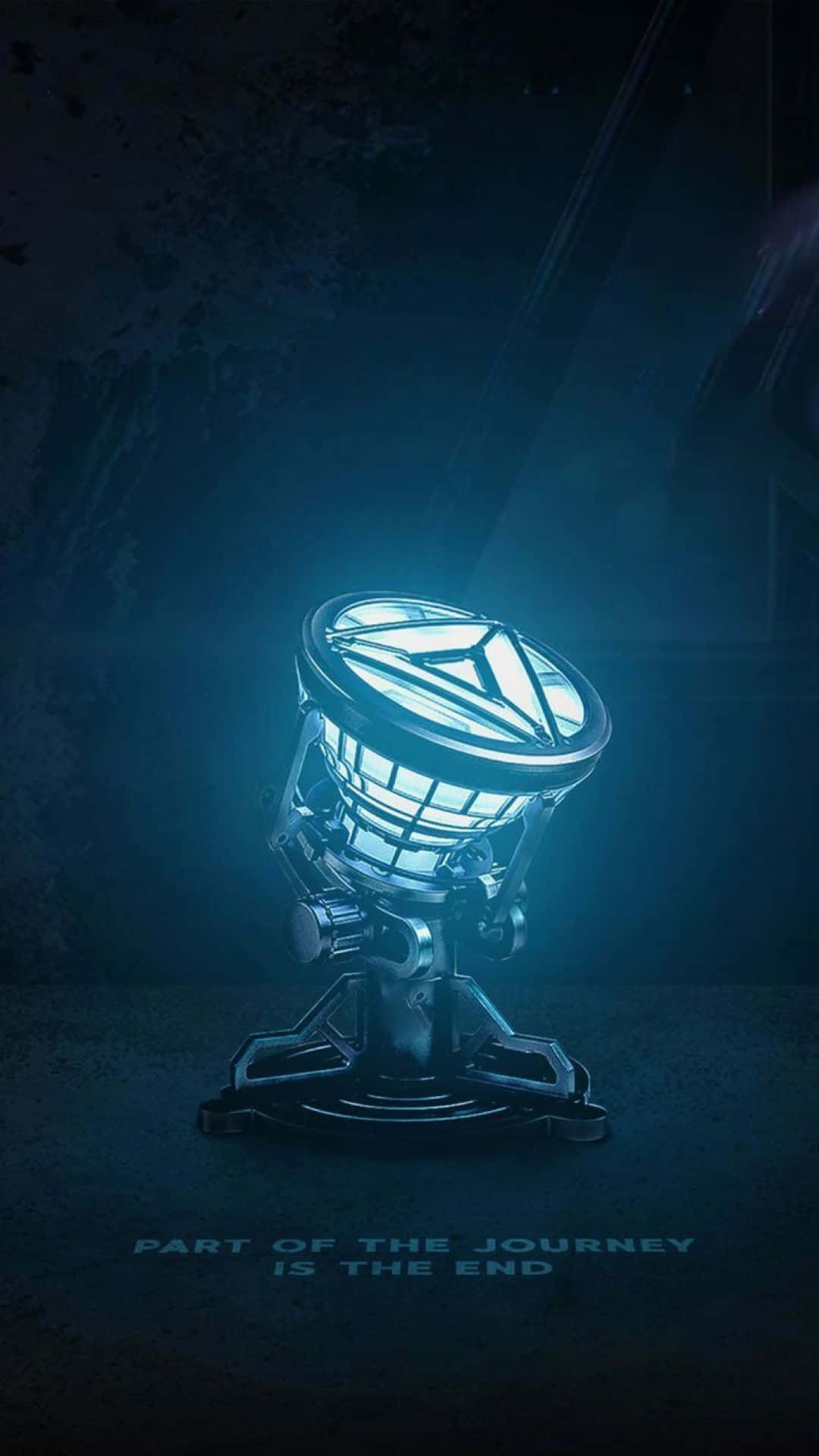 Iron Man Technology 桌布 壁紙 — 一個發光的藍色未來感幾何設計燈具，在黑暗骯髒的房間中投射光芒。