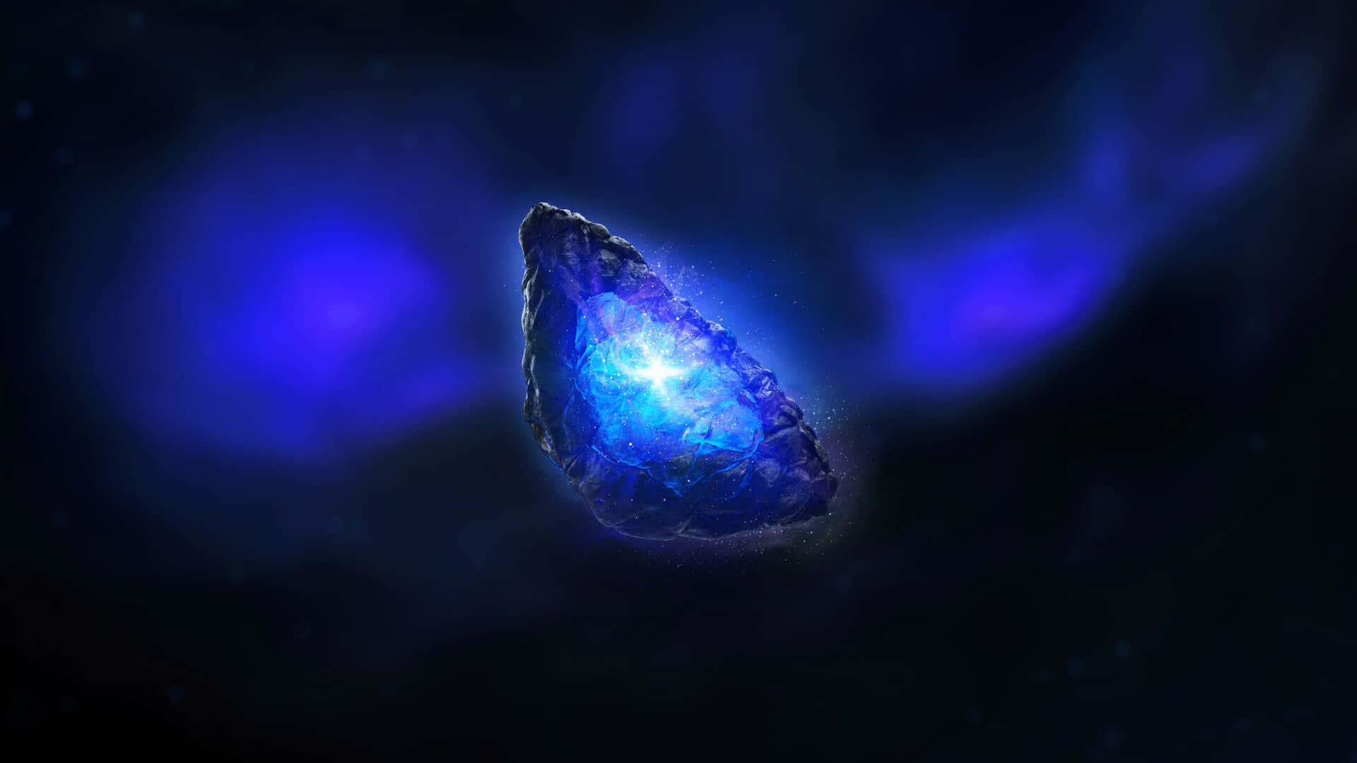 Space Stone 桌布 壁紙 — 一個發光的藍色水晶物體在帶有星雲的黑暗宇宙背景下散發光芒。