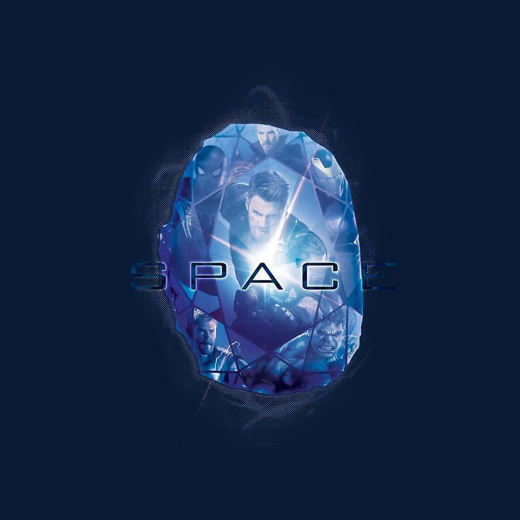 Space Stone 桌布 壁紙 — 一個發光的藍色水晶球體包含漫威超級英雄的碎片面孔，背景為深色，並帶有 SPACE 字樣。