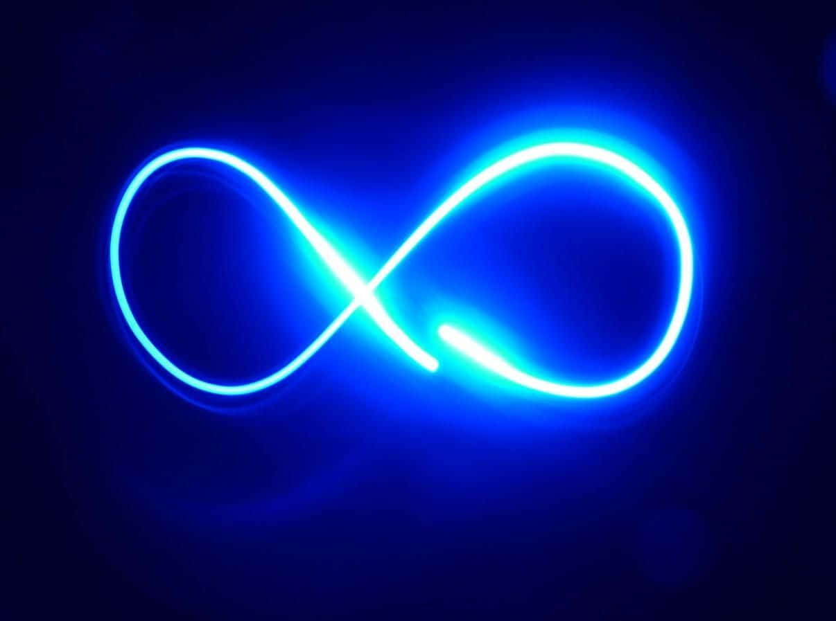 infinity 桌布 壁紙 — 一個發光的藍色無限符號在黑暗背景上閃耀，伴隨著柔和的光暈。