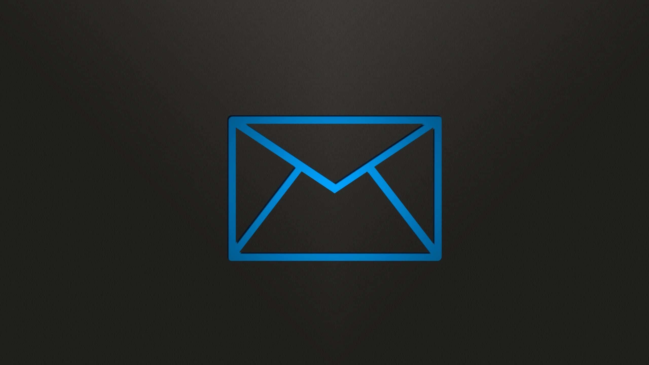 Email 桌布 壁紙 — 一個發光的藍色電子郵件圖標，以極簡風格呈現在深色漸變背景上。