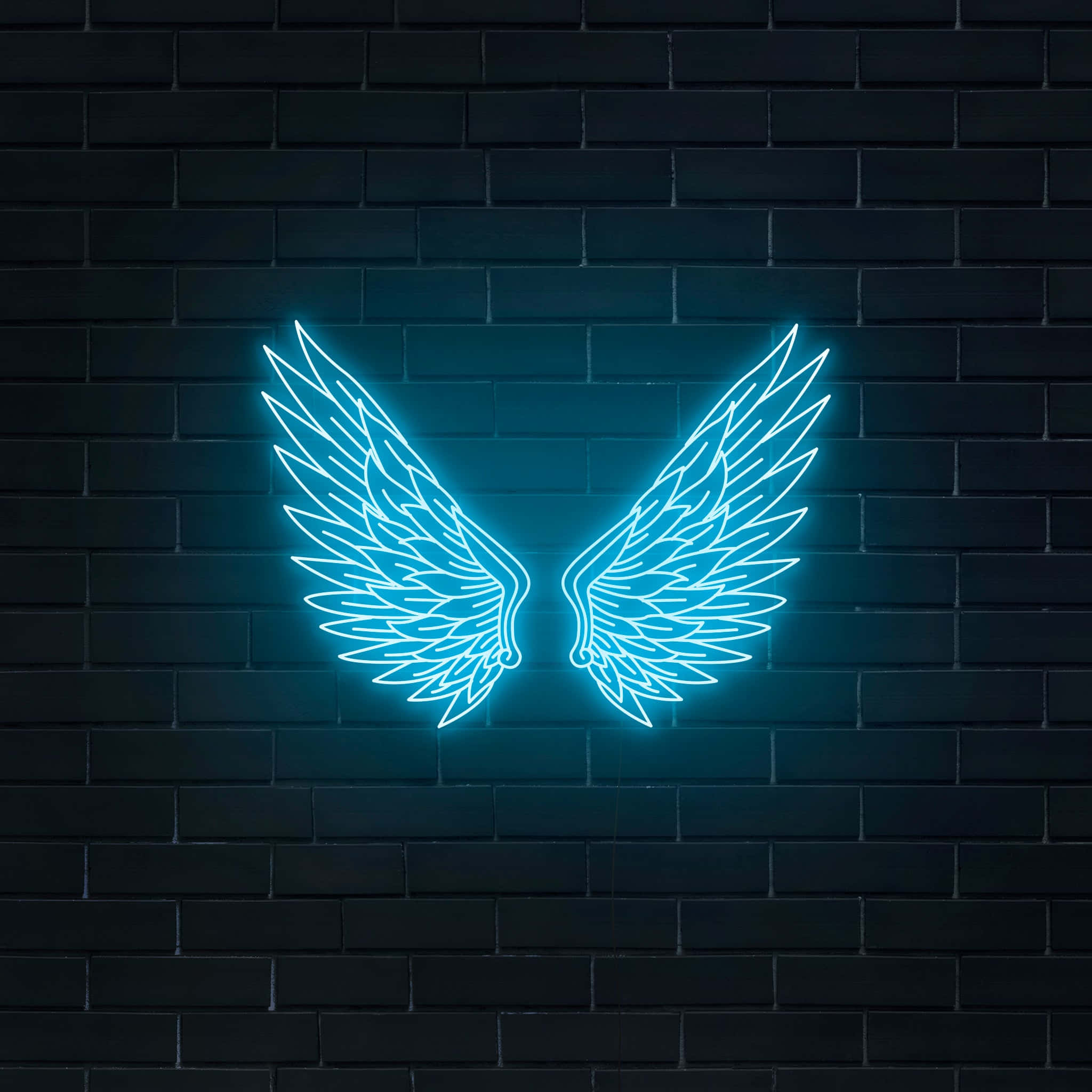 Wings 桌布 壁紙 — 一個發光的藍色霓虹天使翅膀標誌，以充滿活力的電光照亮深色磚牆。