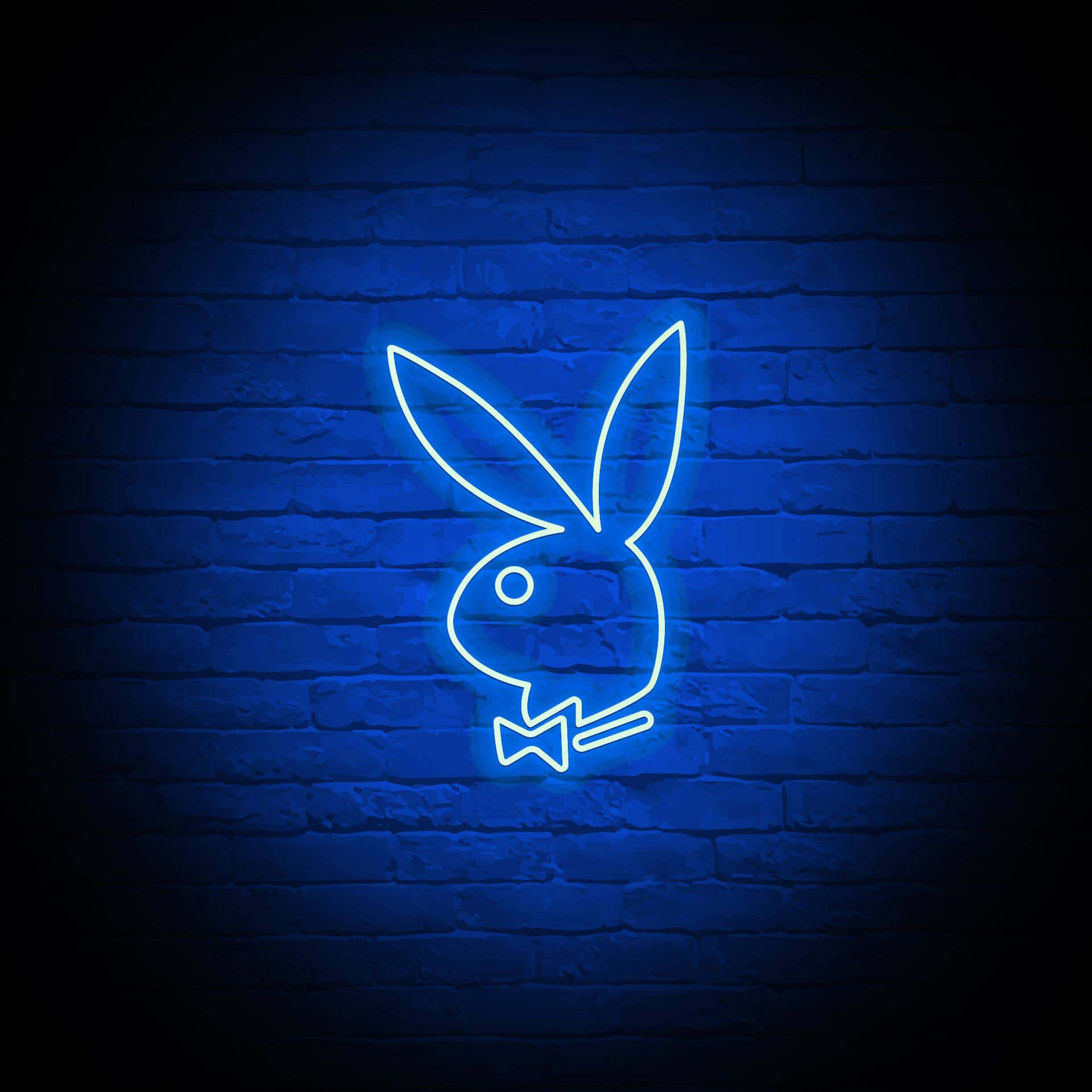 Playboy Aesthetic 桌布 壁紙 — 一個發光的藍色霓虹燈Playboy兔仔標誌在黑暗的磚牆上閃耀，營造出憂鬱的城市夜景。