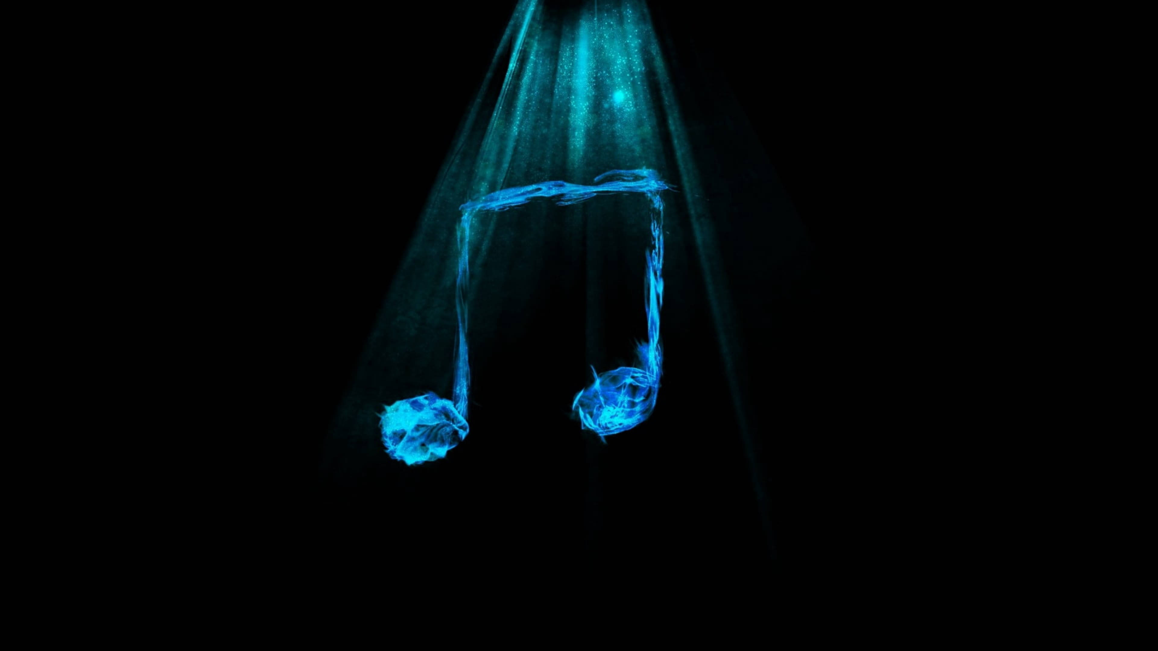 Vibrant Blue Fire Shaping a Musical Note 壁紙 — 一個發光的藍色音符懸浮在黑暗中，被從上方射來的光束照亮。