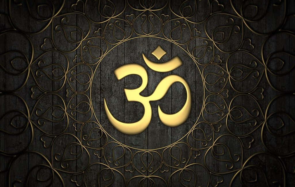 Om 桌布 壁紙 — 一個發光的金色Om符號，位於深色木板上，帶有精緻的金色鏤空圖案。