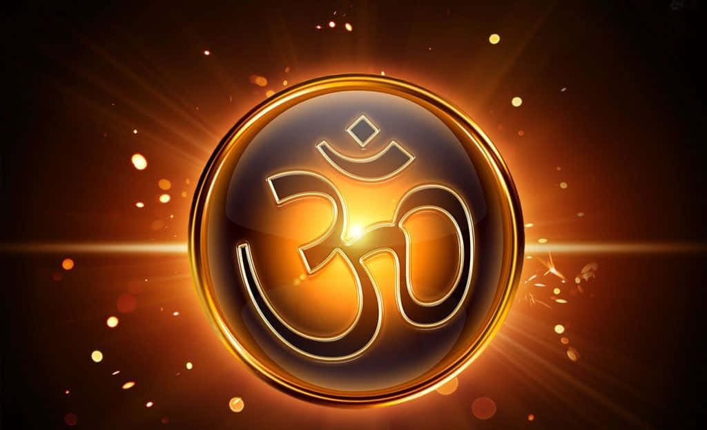 Om 桌布 壁紙 — 一個發光的金色Om符號在圓形框架內，背景為溫暖的散景和光線。