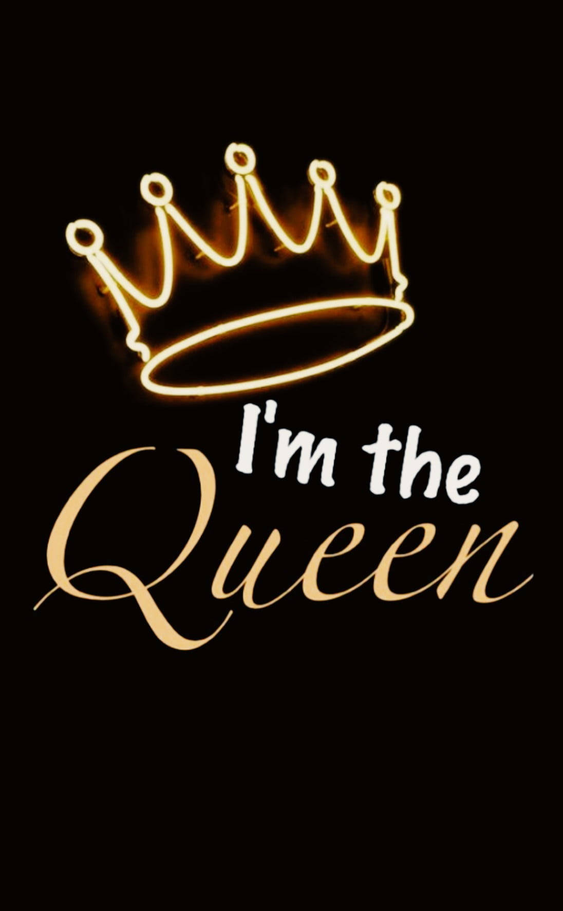 Black Queen 桌布 壁紙 — 一個發光的金色霓虹皇冠漂浮在黑色背景上優雅字體的「I'm the Queen」短語上方。
