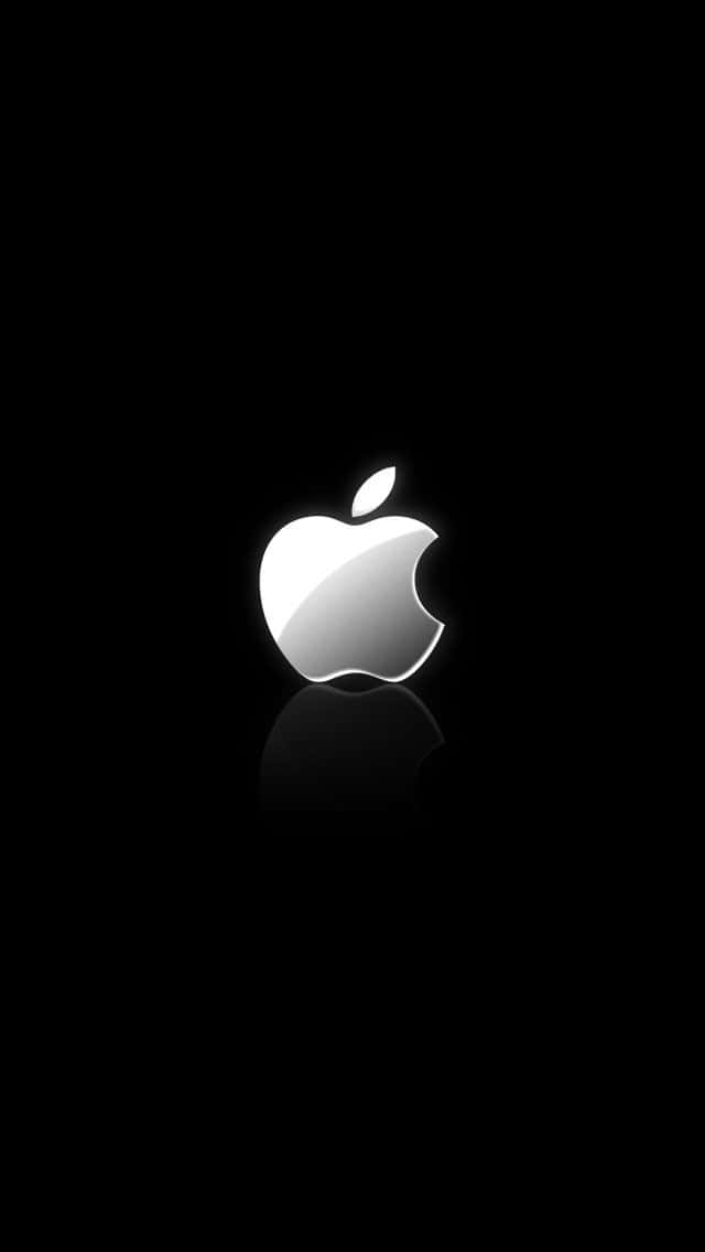 iPhone 5s 桌布 壁紙 — 一個發光的銀色Apple標誌居中在黑色背景上，下方有微妙的倒影。