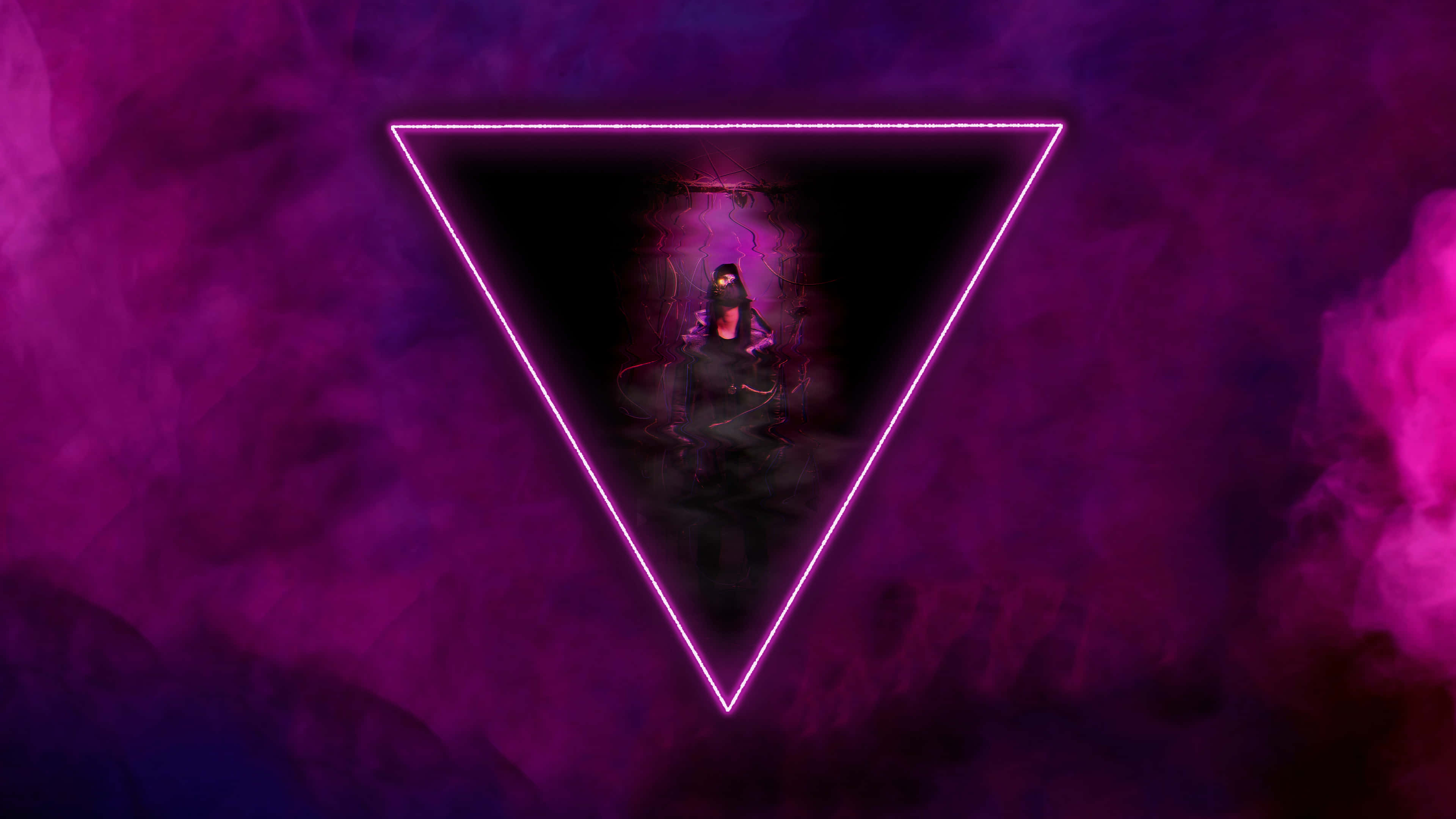 Dark Cyberpunk 桌布 壁紙 — 一個發光的霓虹三角形框住一個神秘人物，處於煙霧瀰漫的紫色虛空中，散發出賽博龐克能量。