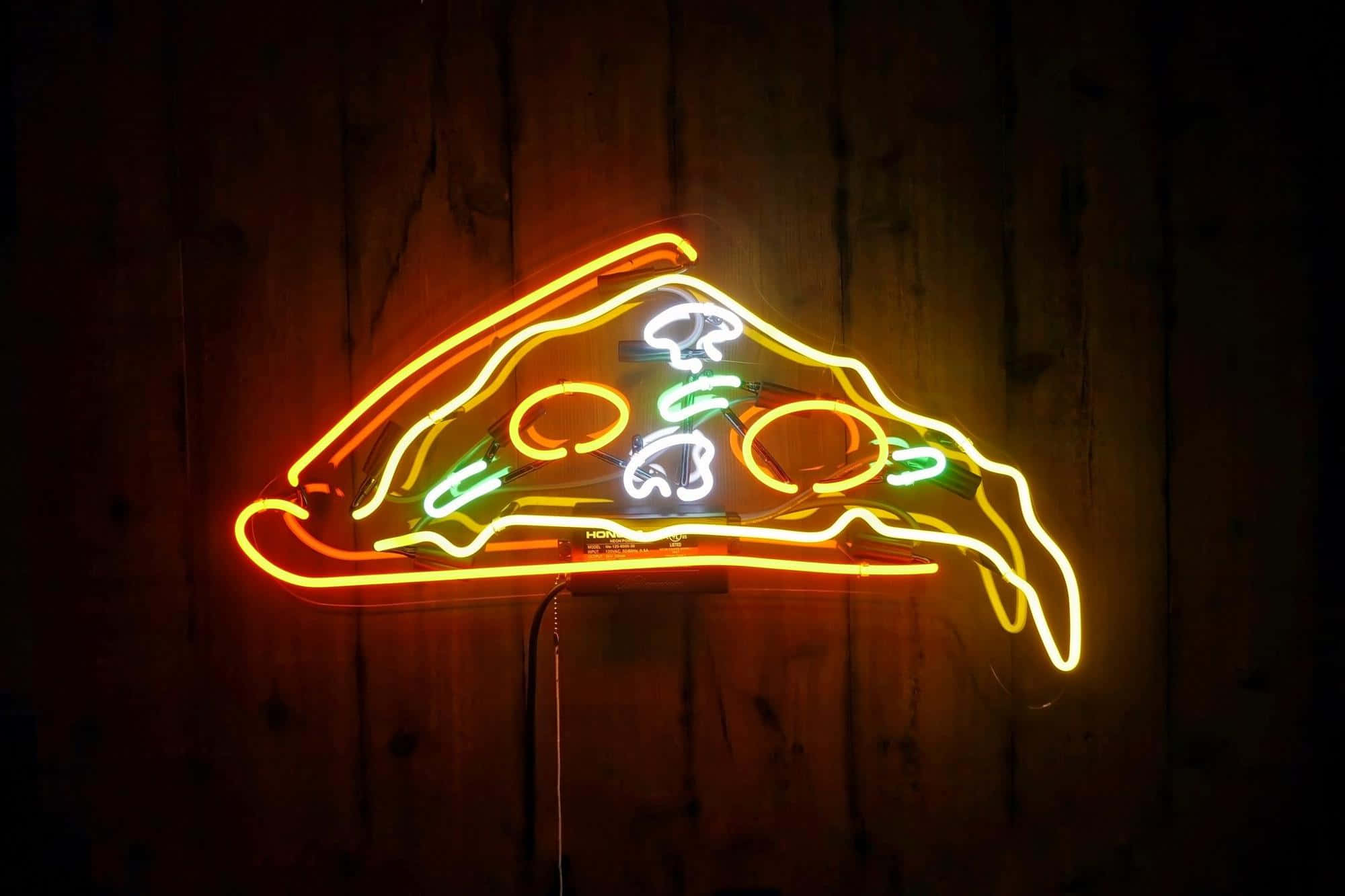 neon sign 桌布 壁紙 — 一個發光的霓虹燈招牌，形狀像一片薄餅，帶有芝士和意大利辣香腸的細節，背景是深色木牆。