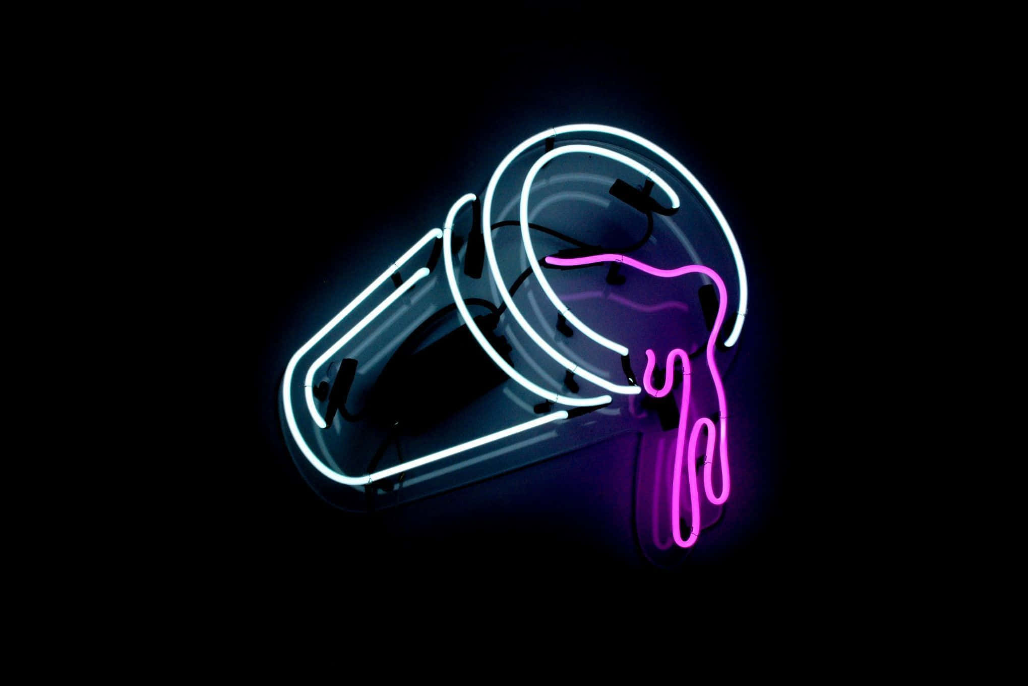 neon sign 桌布 壁紙 — 一個發光的霓虹燈標誌描繪了一個傾斜的咖啡杯，粉紅色液體在黑色背景上滴落。