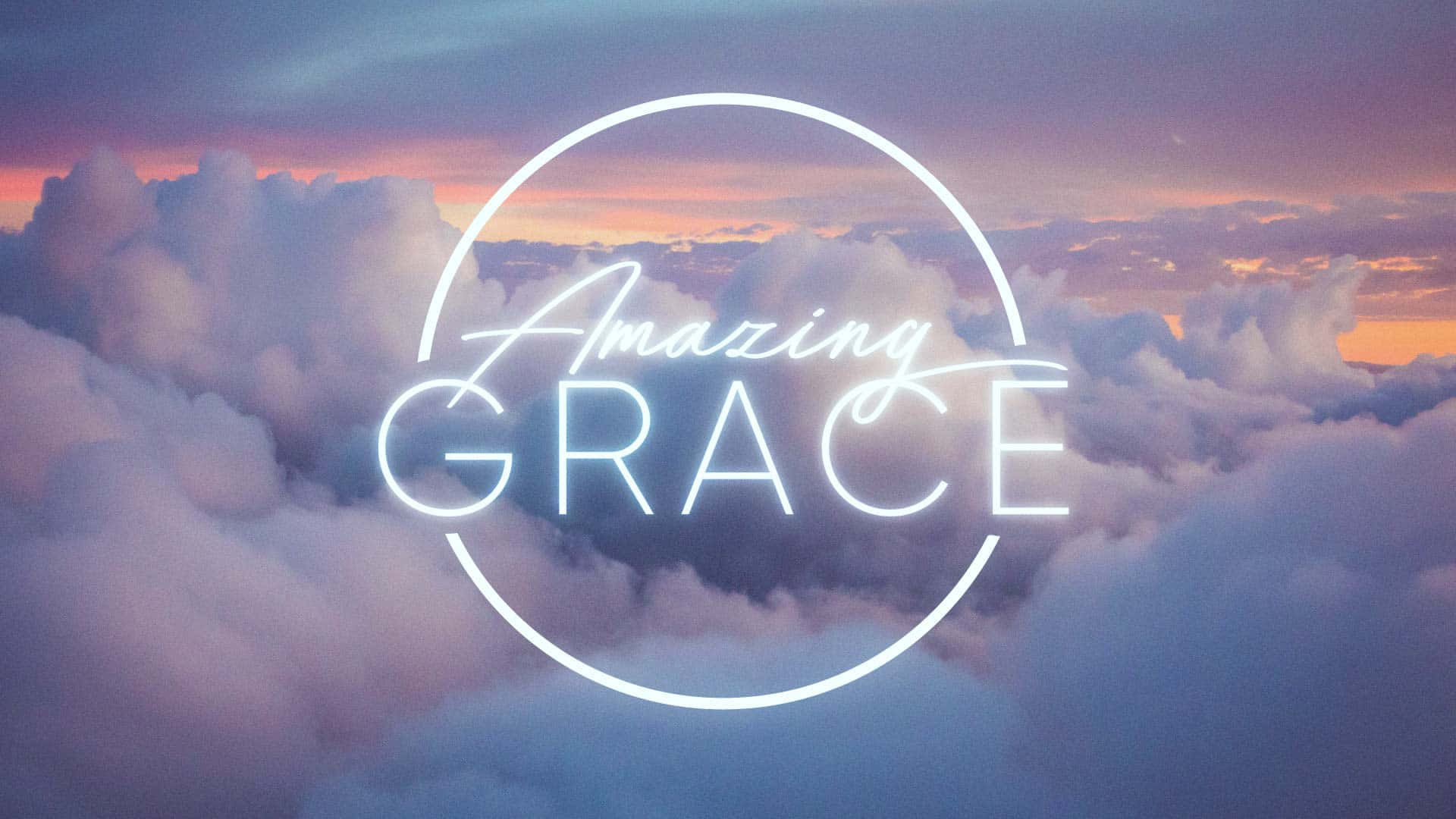 grace 桌布 壁紙 — 一個發光的霓虹燈牌，上面寫著 Amazing Grace，漂浮在日落時分帶有粉紅色、紫色和橙色色調的蓬鬆雲朵之上。