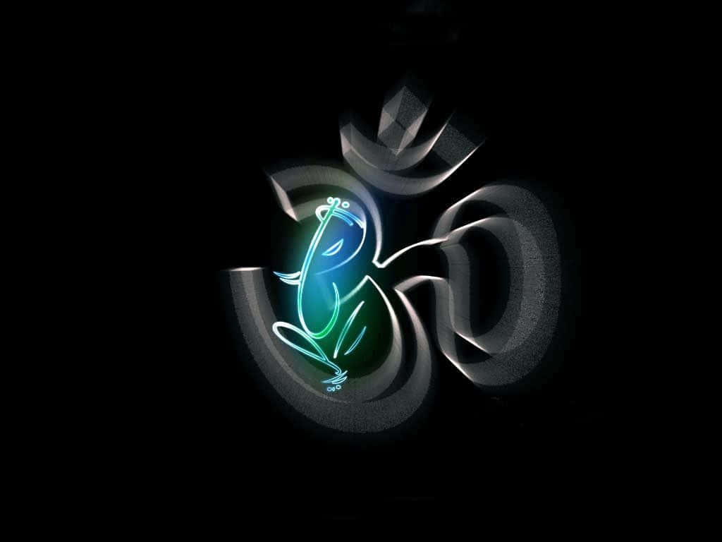 OM 桌布 壁紙 — 一個發光的霓虹藍綠色象神雕像坐在金屬銀色Om符號內，背景為黑色。