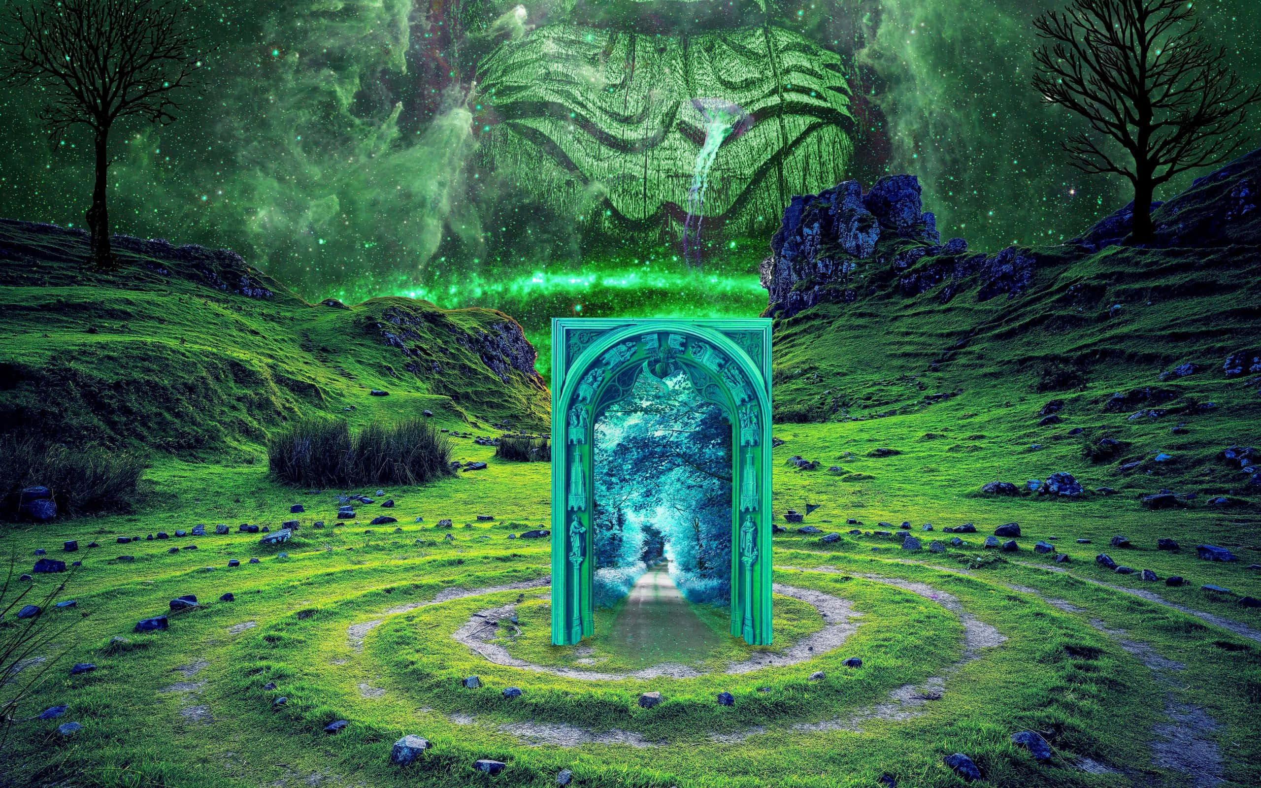 Otherworldly 桌布 壁紙 — 一個發光的青綠色拱門矗立在神秘綠色田野上，星空下，雲層中有一張巨大的臉。